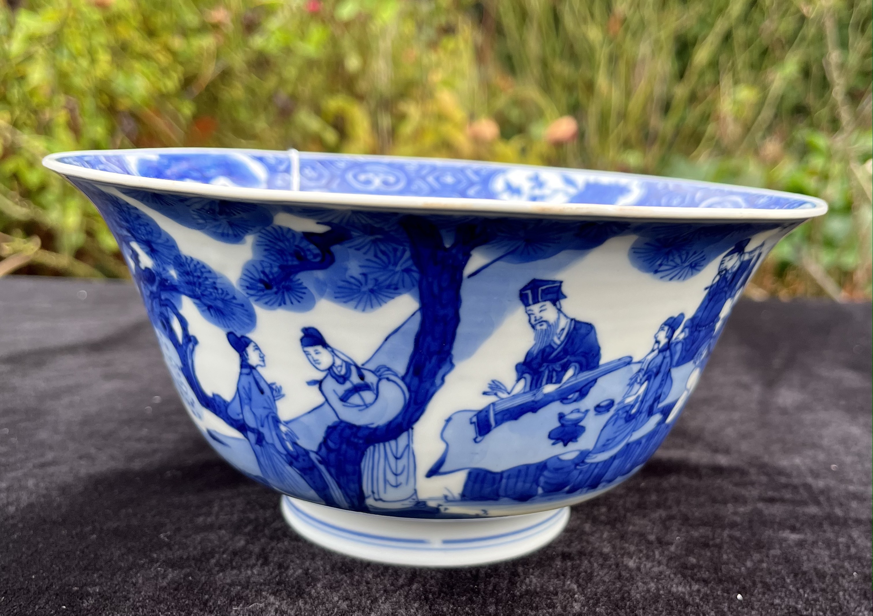 A GOOD CHINESE BLUE AND WHITE PORCELAIN ‘EIGHTEEN SCHOLARS’ BOWL, KANGXI PERIOD, 1662 – 1722 - Image 11 of 22