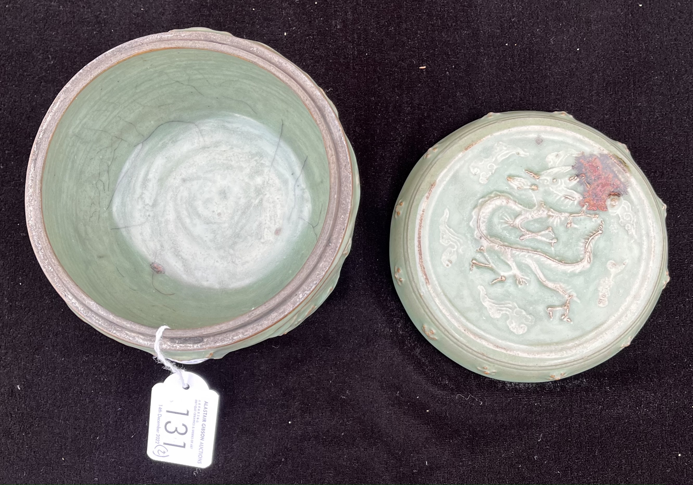 A CHINESE ‘TOBI-SEIJI’ CELADON ‘DRAGON’ BOX AND COVER - Image 4 of 9