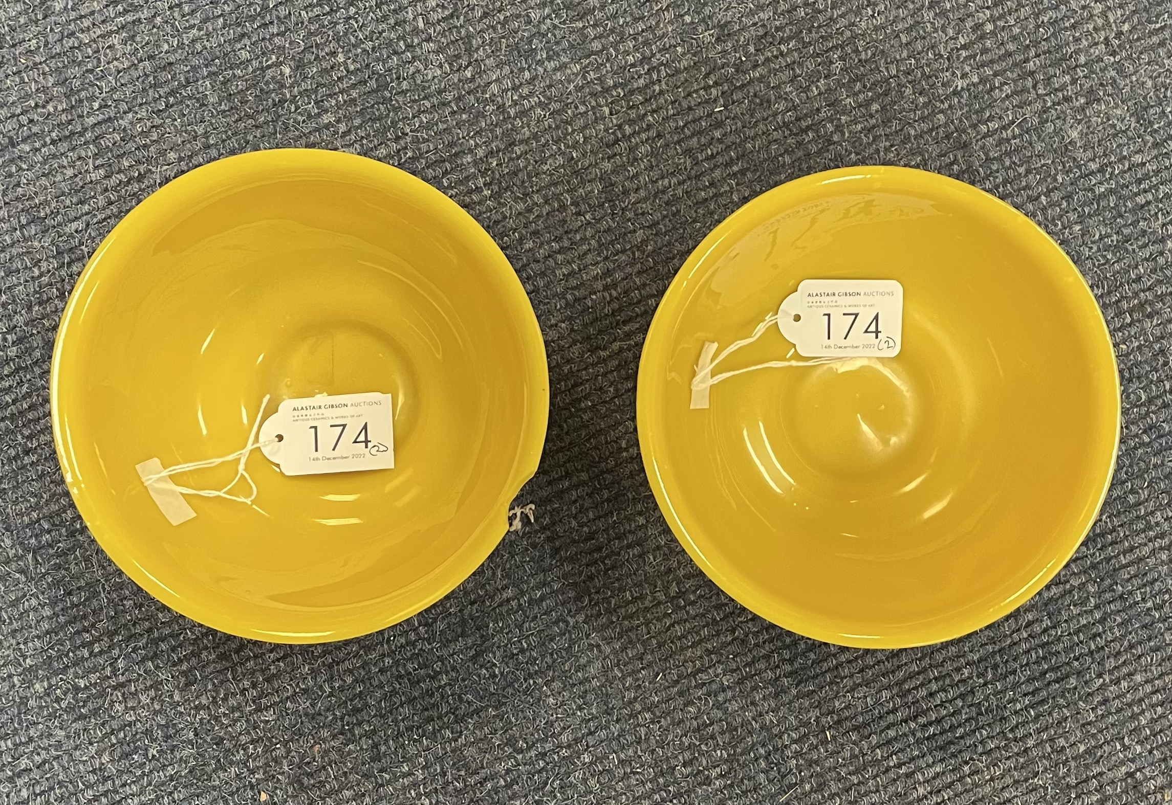 A PAIR OF CHINESE ‘IMPERIAL’ YELLOW GLASS BOWLS, QING DYNASTY, 19TH CENTURY - Image 4 of 10