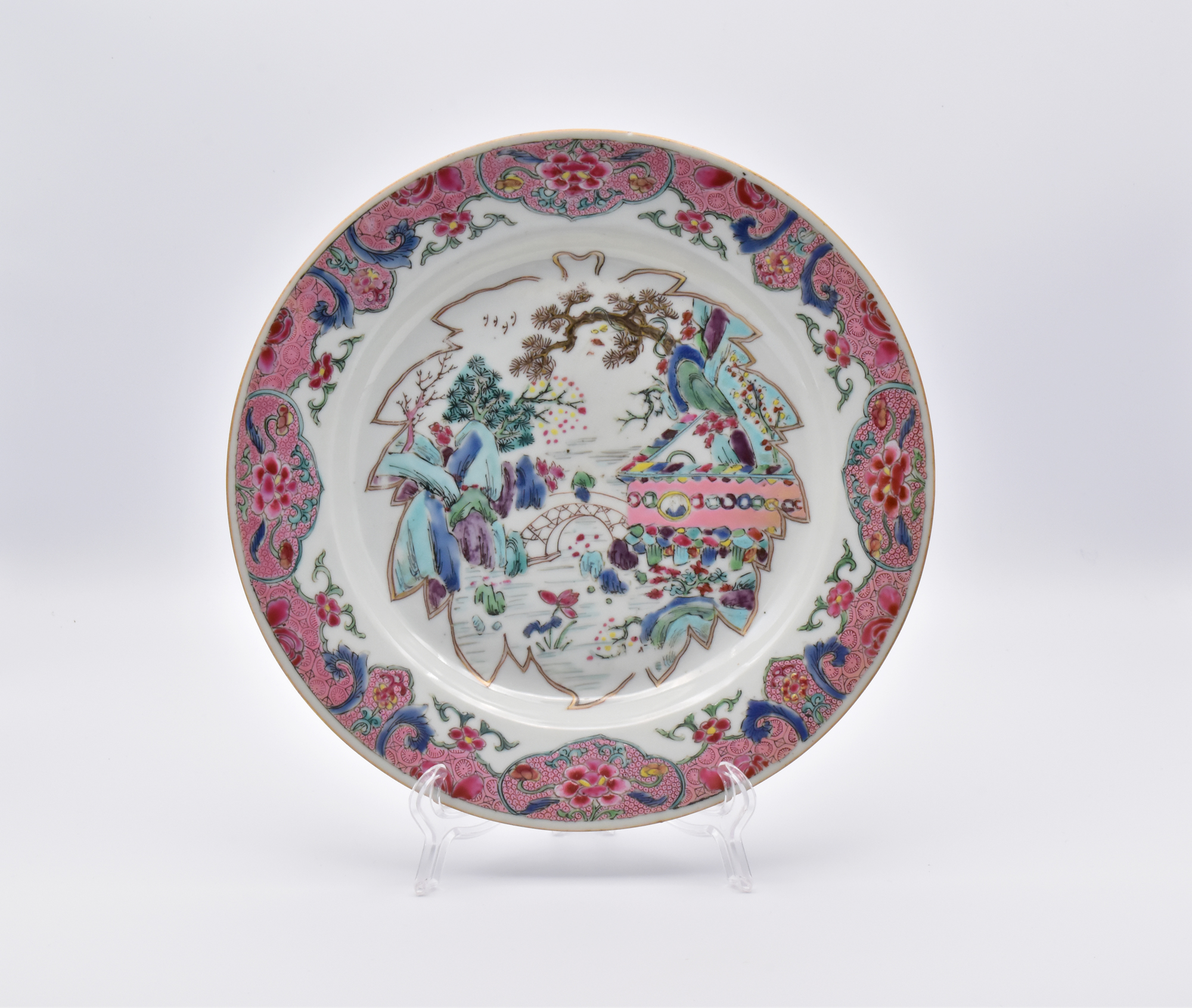 A CHINESE EXPORT ‘FAMILLE-ROSE’ PORCELAIN PLATE, QING DYNASTY, YONGZHENG PERIOD, 1723 – 1735