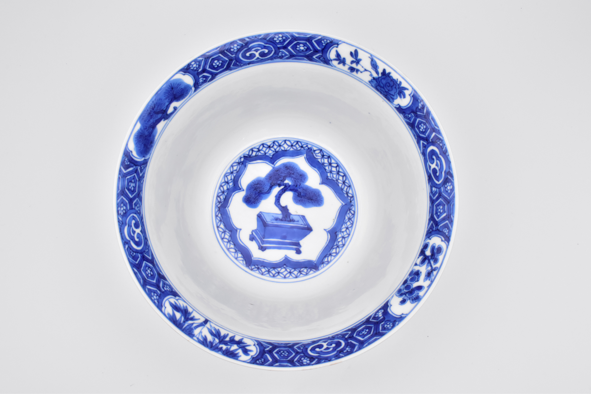 A GOOD CHINESE BLUE AND WHITE PORCELAIN ‘EIGHTEEN SCHOLARS’ BOWL, KANGXI PERIOD, 1662 – 1722 - Image 7 of 22