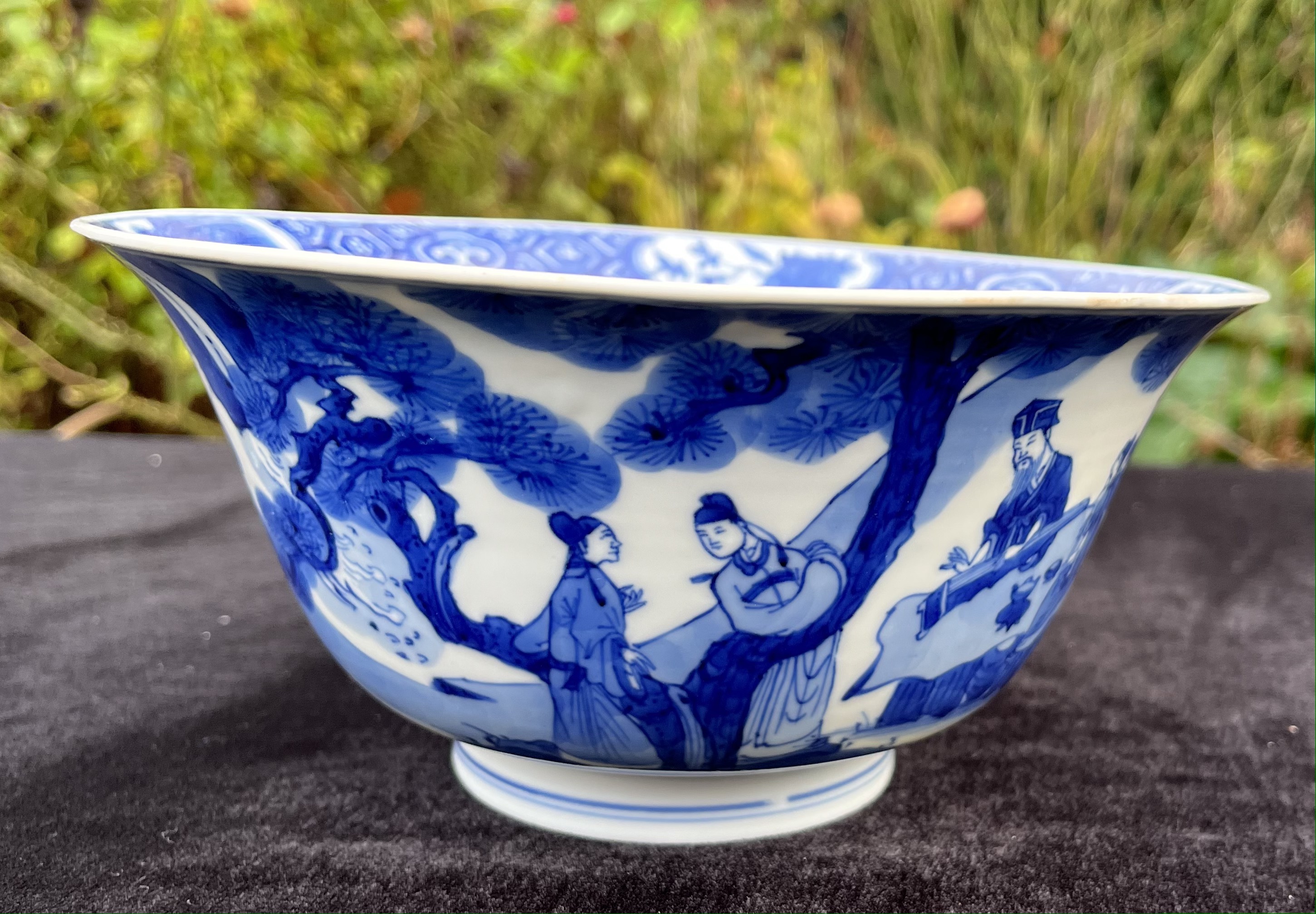 A GOOD CHINESE BLUE AND WHITE PORCELAIN ‘EIGHTEEN SCHOLARS’ BOWL, KANGXI PERIOD, 1662 – 1722 - Image 18 of 22