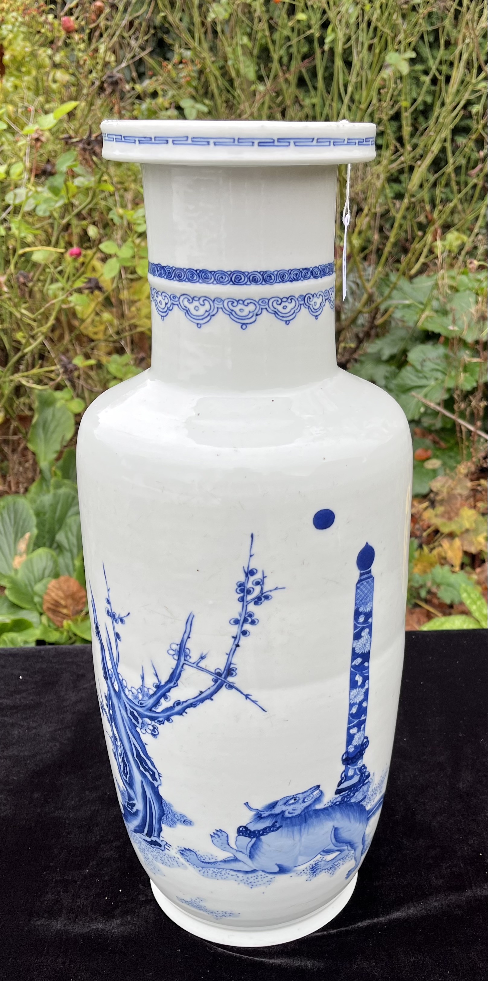 A CHINESE BLUE AND WHITE PORCELAIN ROULEAU VASE, QING DYNASTY, 19TH CENTURY - Image 5 of 20