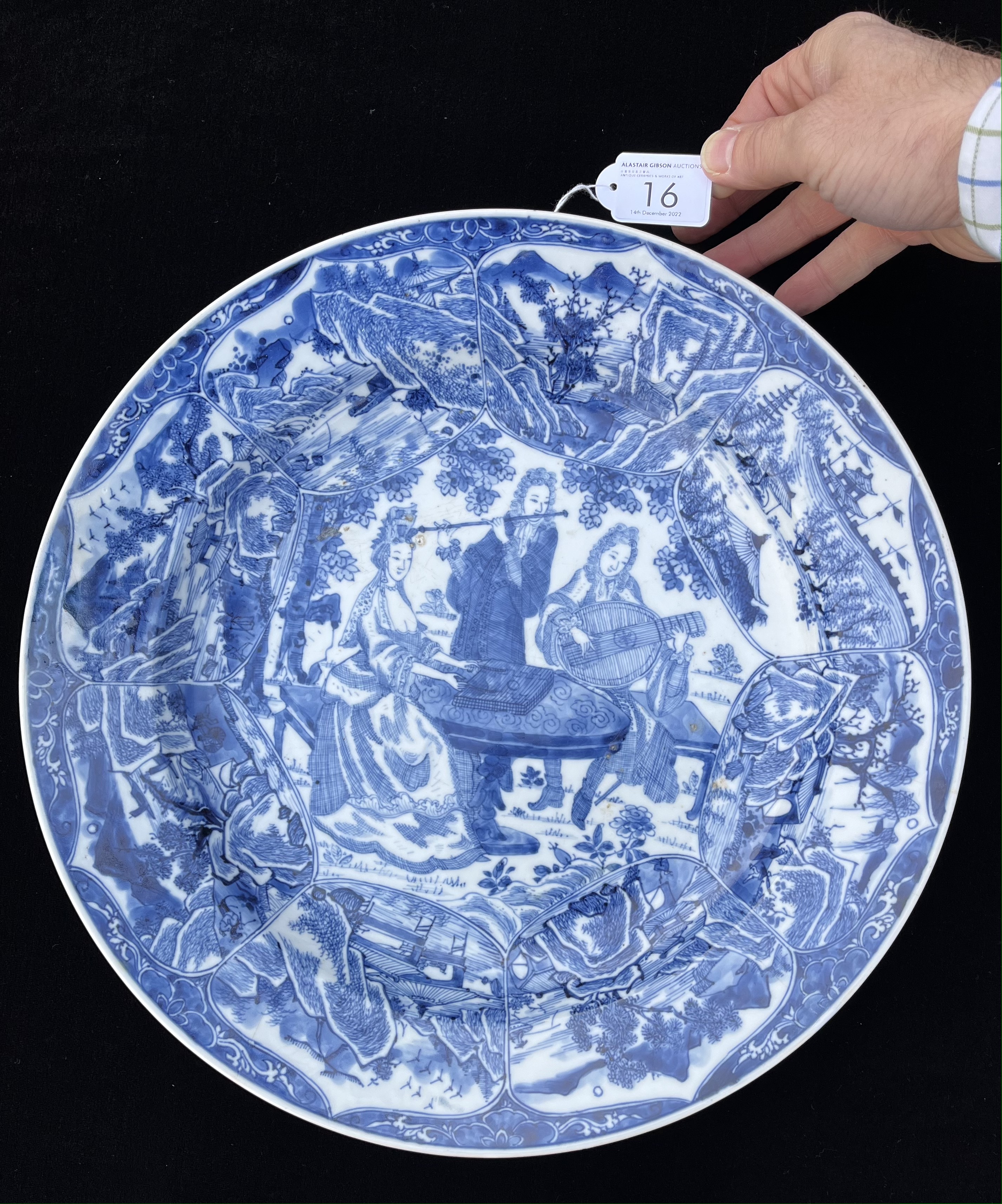 A CHINESE BLUE AND WHITE PORCELAIN ‘MUSICIANS' DISH, QING DYNASTY, KANGXI PERIOD, 1662 – 1722 - Image 2 of 11