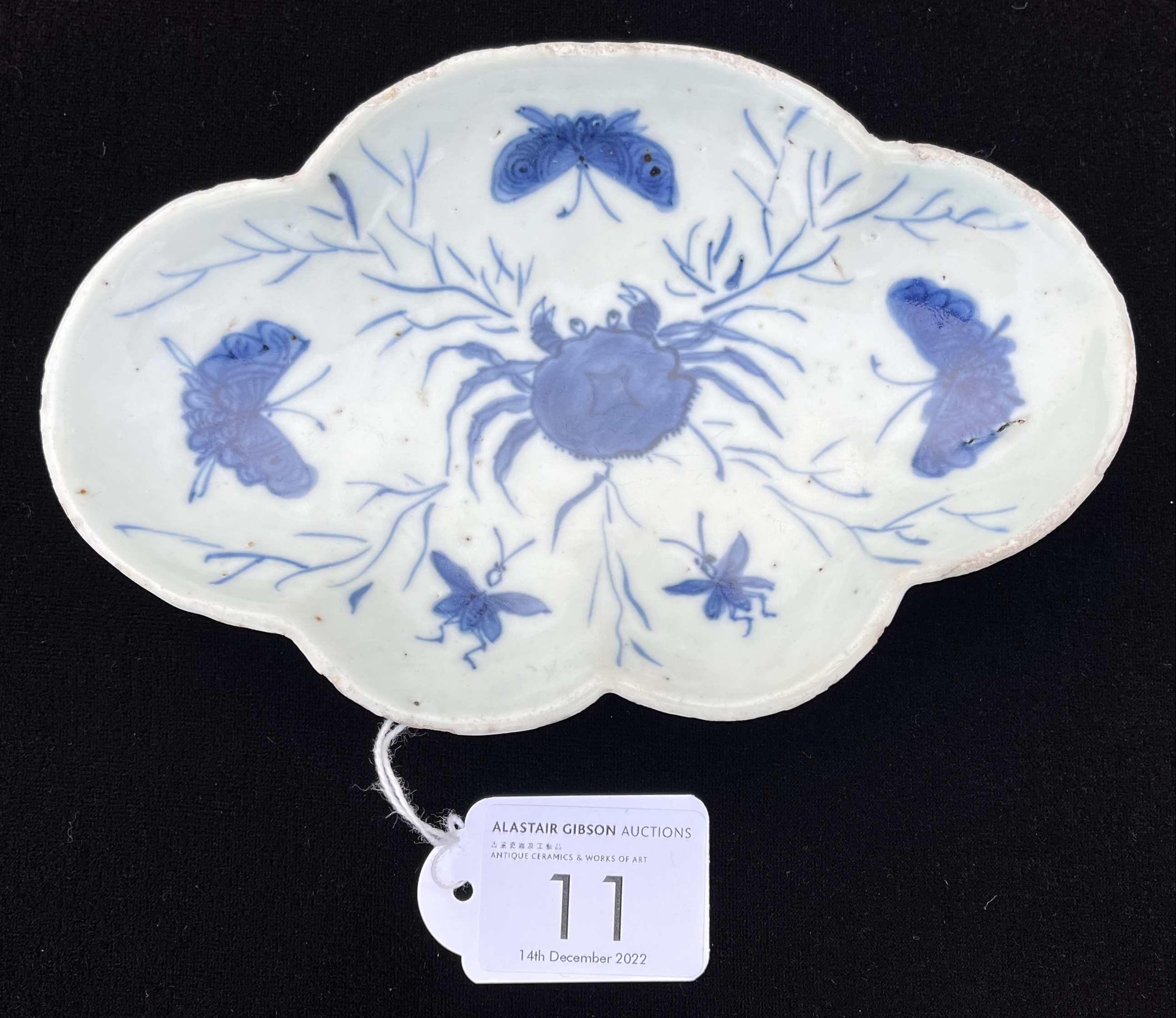 A CHINESE BLUE AND WHITE QUATREFOIL QUINCE-SHAPED TRIPOD SERVING DISH, TIANQI PERIOD, 1621 – 1627 - Image 2 of 4