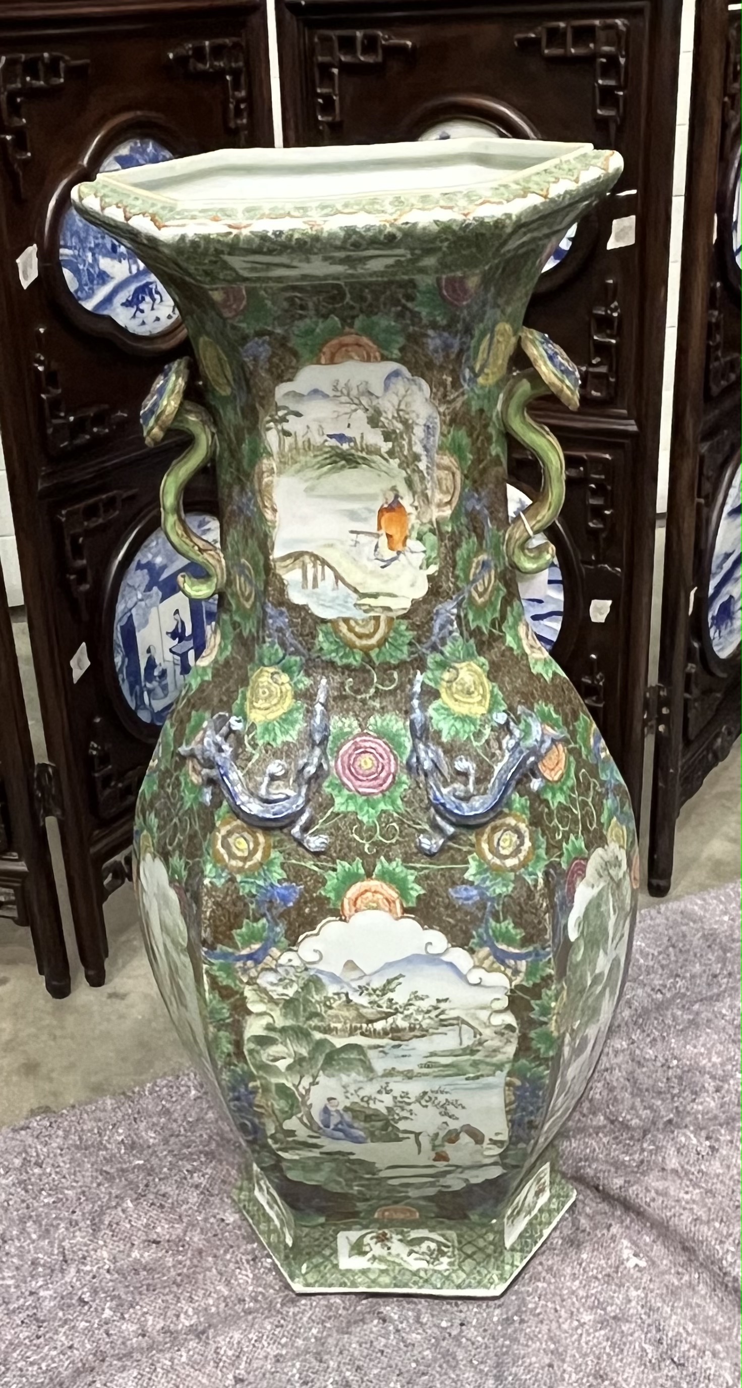 A LARGE CHINESE ‘FAMILLE-ROSE’ PORCELAIN HEXAGONAL VASE, QING DYNASTY, 19TH CENTURY - Image 3 of 9