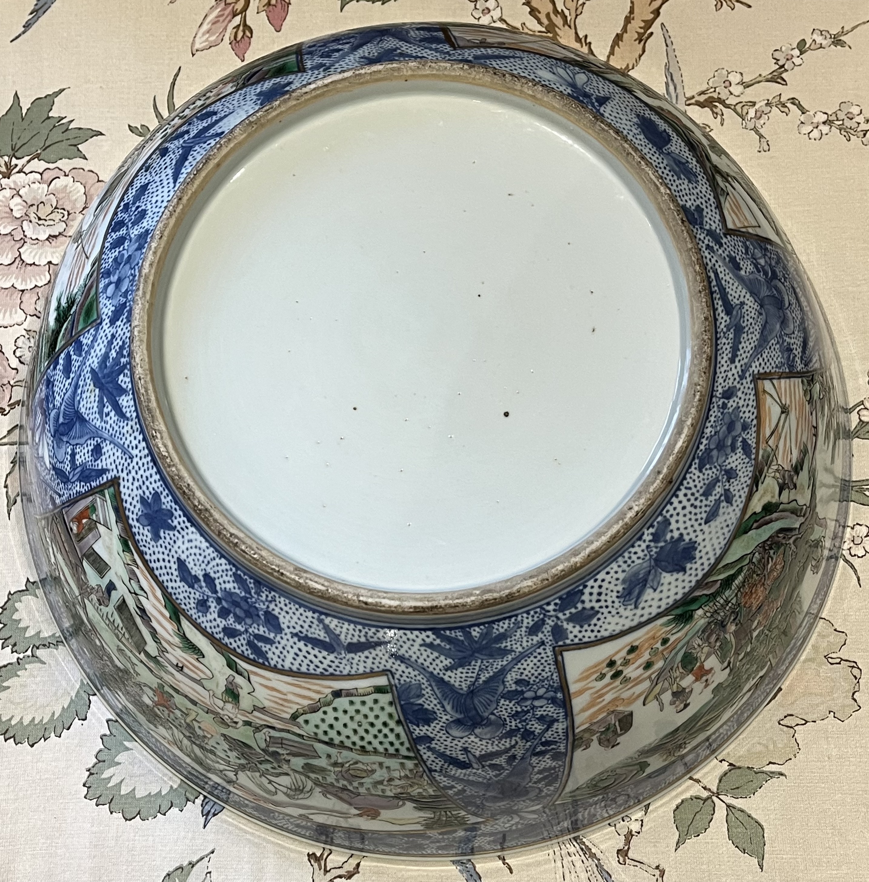 A LARGE CHINESE UNDERGLAZE-BLUE AND 'FAMILLE-VERTE' PUNCHBOWL, QING DYNASTY, 19TH CENTURY - Image 8 of 12