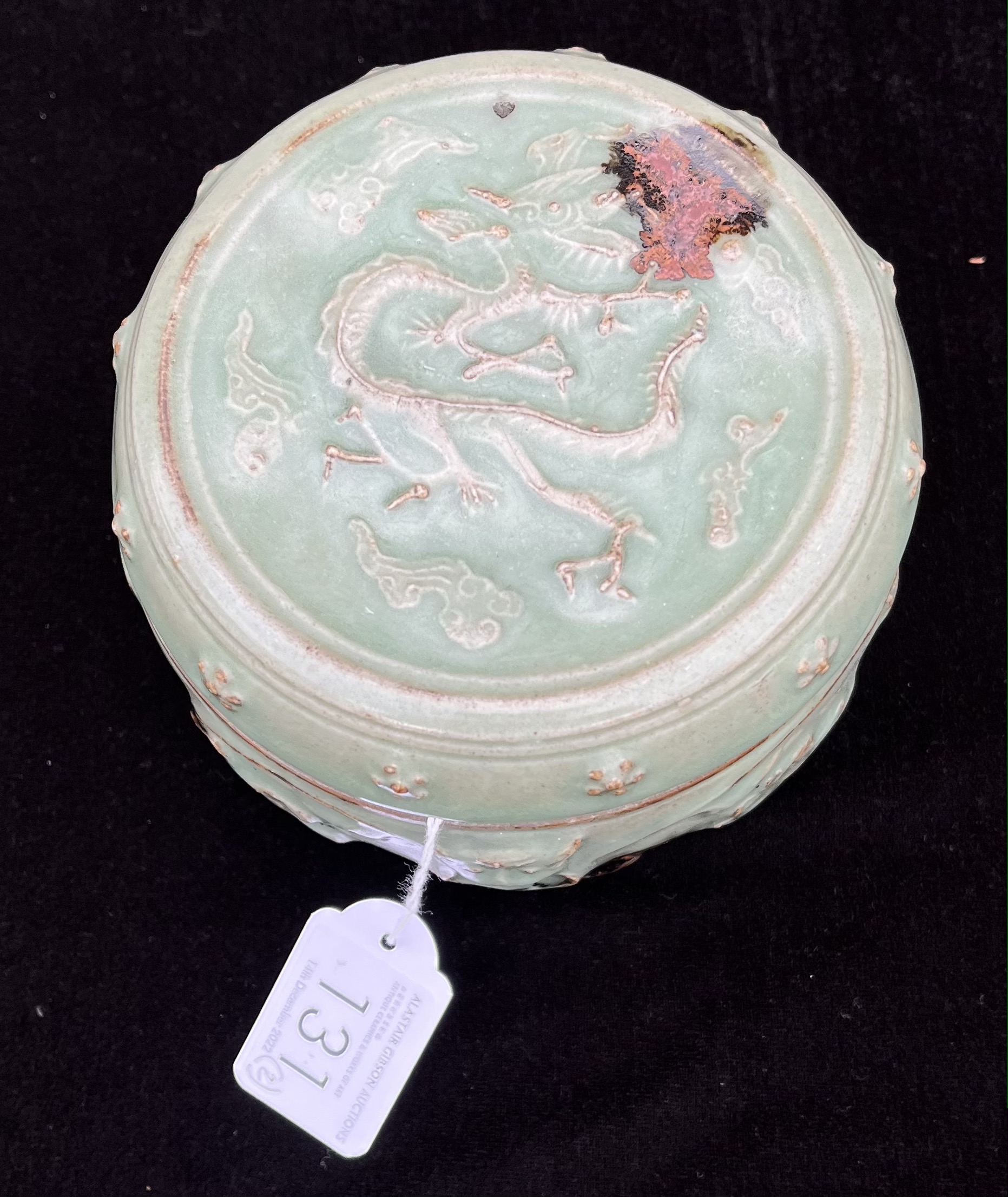A CHINESE ‘TOBI-SEIJI’ CELADON ‘DRAGON’ BOX AND COVER - Image 3 of 9