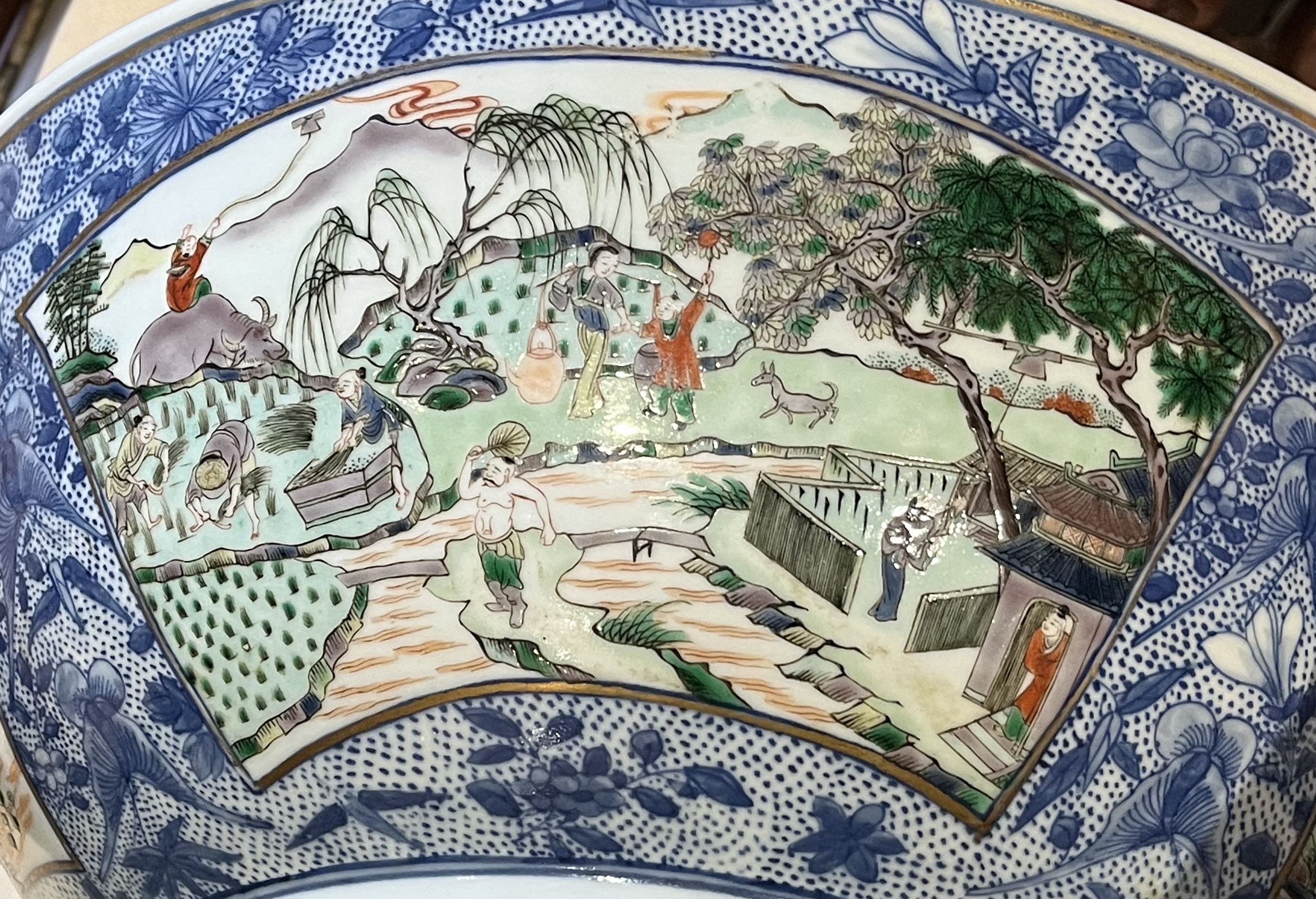 A LARGE CHINESE UNDERGLAZE-BLUE AND 'FAMILLE-VERTE' PUNCHBOWL, QING DYNASTY, 19TH CENTURY - Image 11 of 12