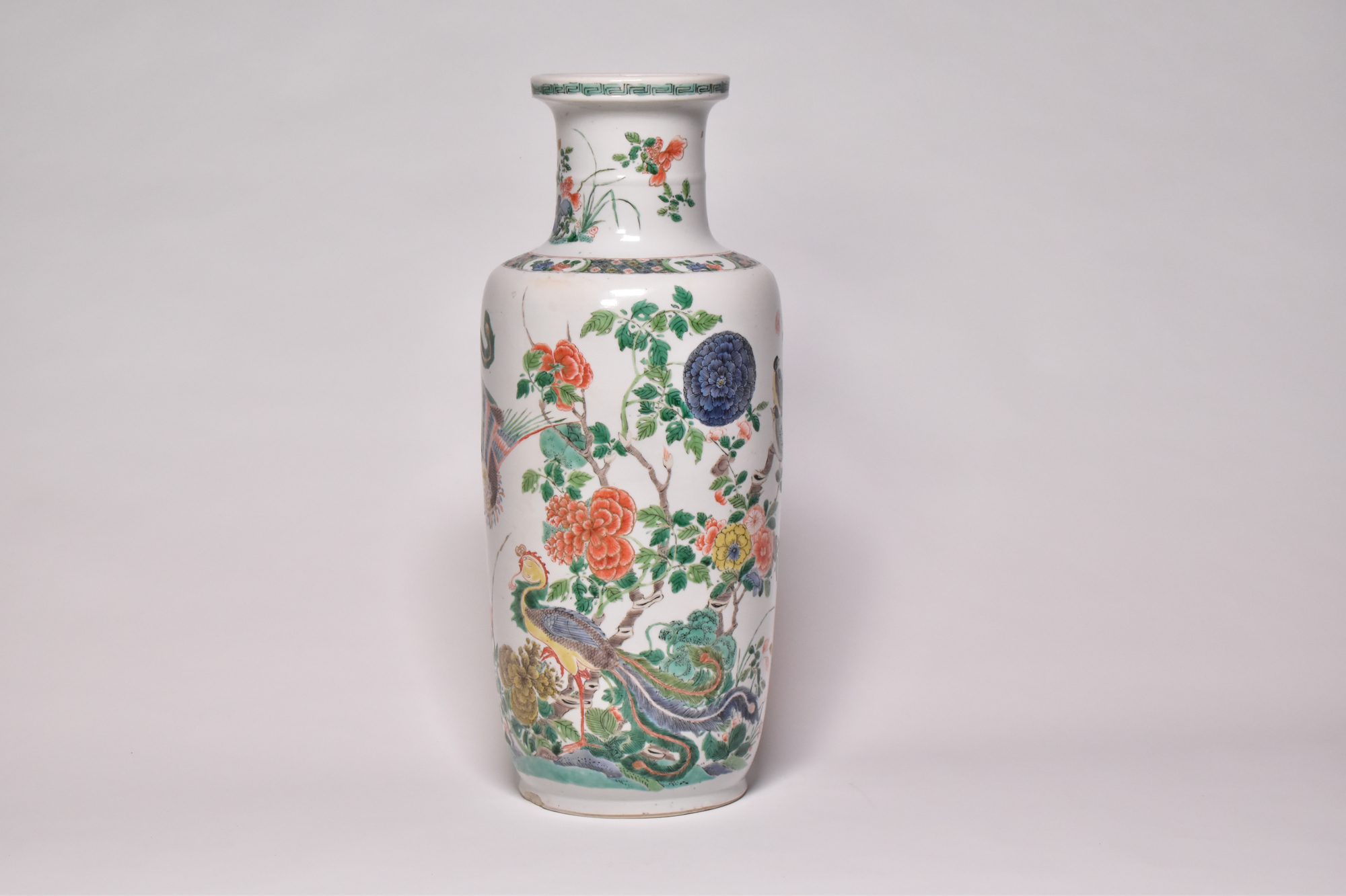 Ω A CHINESE 'FAMILLE-VERTE' PORCELAIN ROULEAU VASE, QING DYNASTY, KANGXI PERIOD, 1662 - 1722