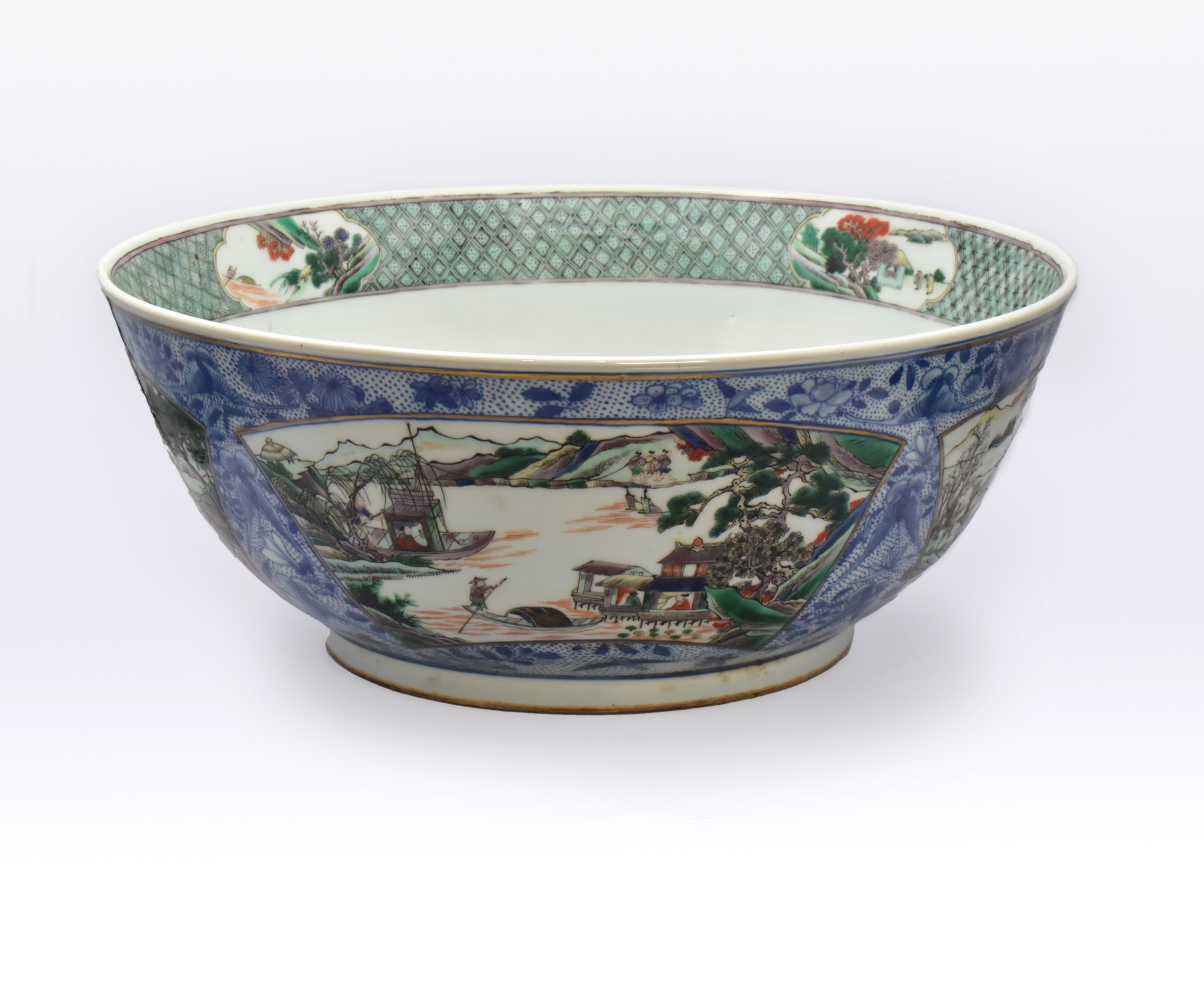 A LARGE CHINESE UNDERGLAZE-BLUE AND 'FAMILLE-VERTE' PUNCHBOWL, QING DYNASTY, 19TH CENTURY