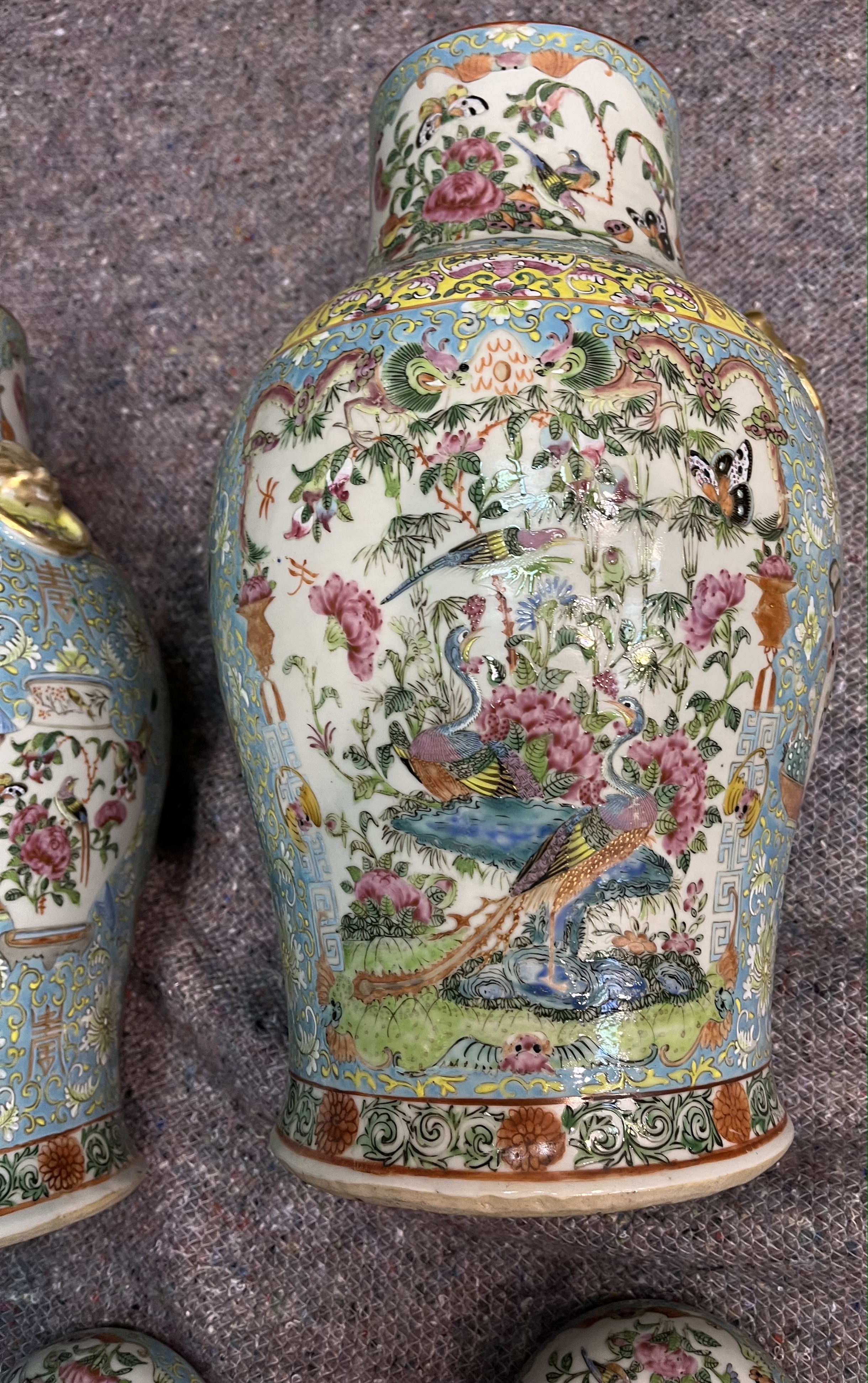 A LARGE PAIR OF CHINESE ‘FAMILLE-ROSE’ PORCELAIN VASES AND COVERS, QING DYNASTY, CIRCA 1900 - Image 6 of 7