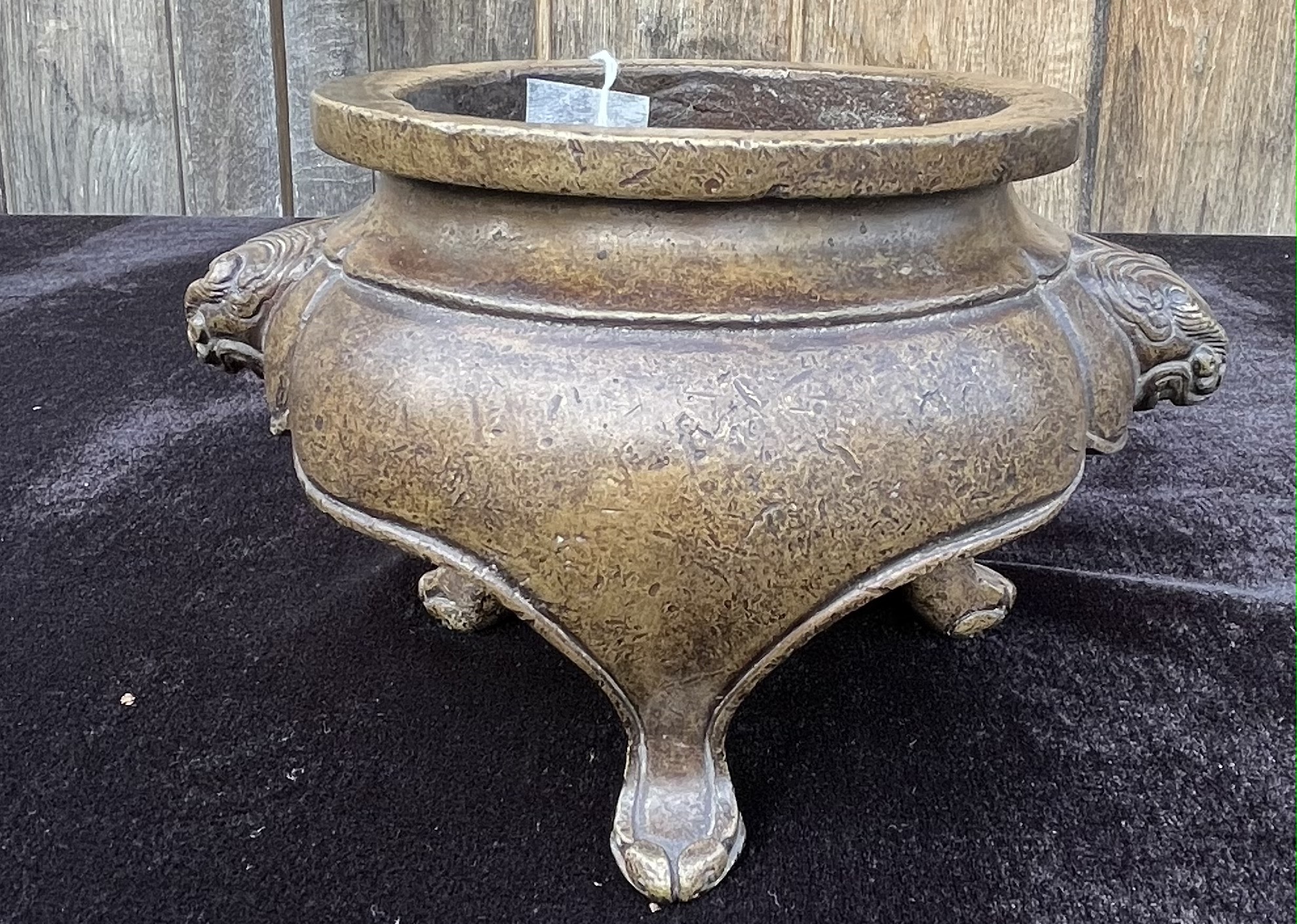 A CHINESE BRONZE TRIPOD CENSER, LATE MING DYNASTY - Image 4 of 6