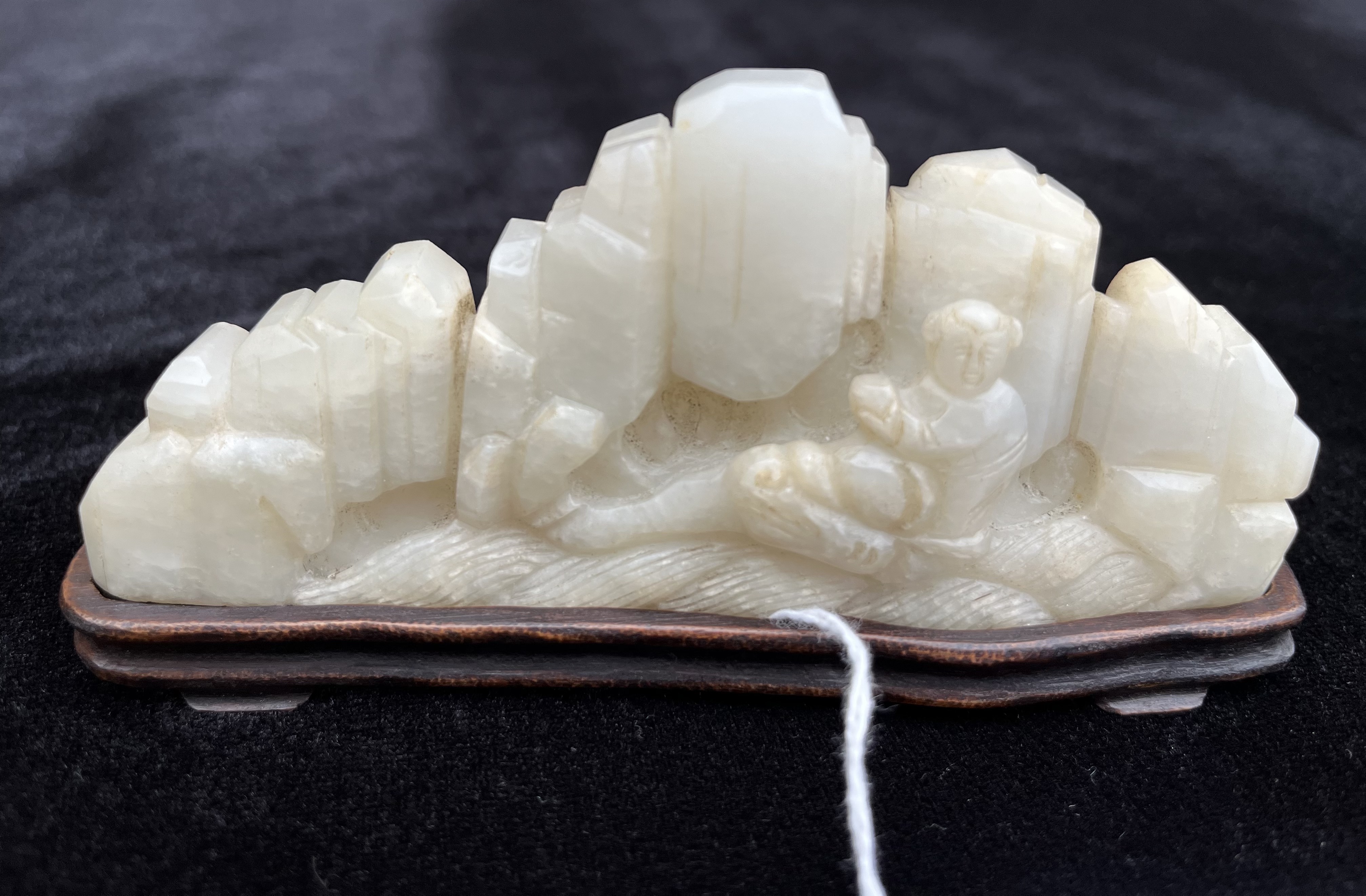 Ω A CHINESE CELADON JADE BRUSH HOLDER, 17TH CENTURY - Image 3 of 7