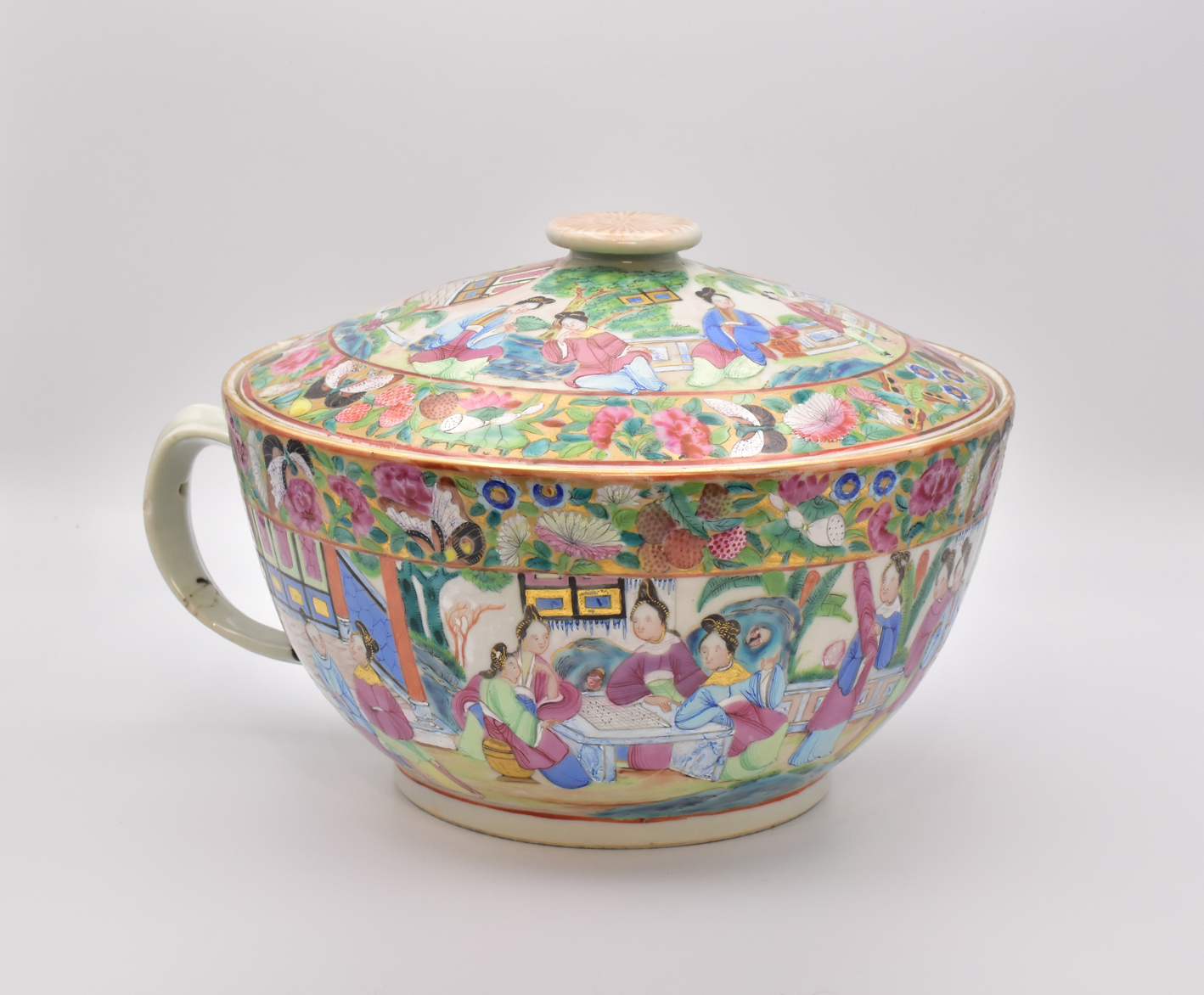 A RARE CHINESE 'FAMILLE-ROSE' PORCELAIN CHAMBER POT, QING DYNASTY, CIRCA 1810