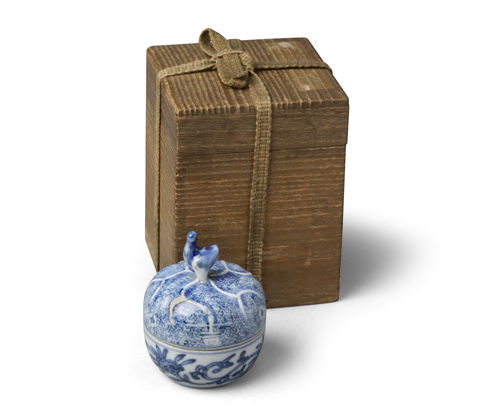 A CHINESE BLUE AND WHITE PORCELAIN INCENSE BOX AND COVER, KOGO, CHONGZHEN PERIOD, 1628 – 1644 - Image 2 of 8