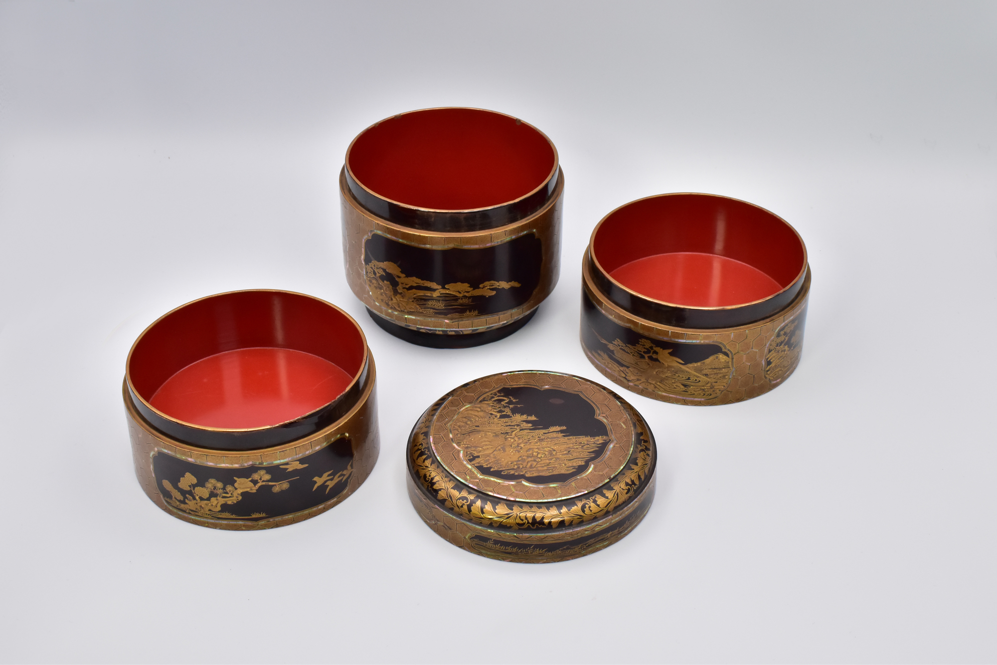 A JAPANESE LACQUER THREE-TIERED FOOD CONTAINER (JUBAKO), EDO PERIOD, 17TH CENTURY - Image 2 of 9