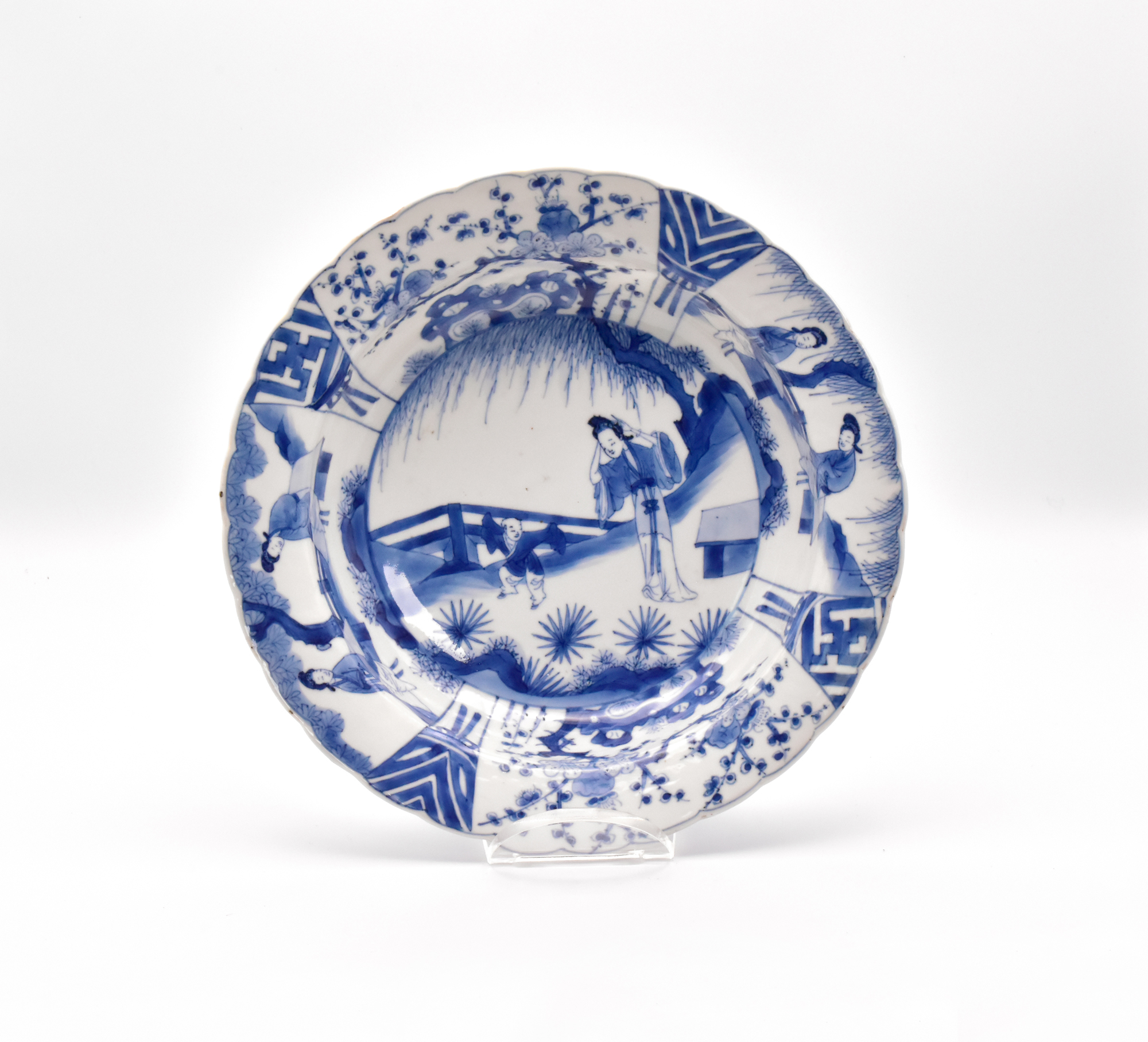 A CHINESE BLUE AND WHITE PORCELAIN DEEP DISH, QING DYNASTY, KANGXI PERIOD, 1662 – 1722