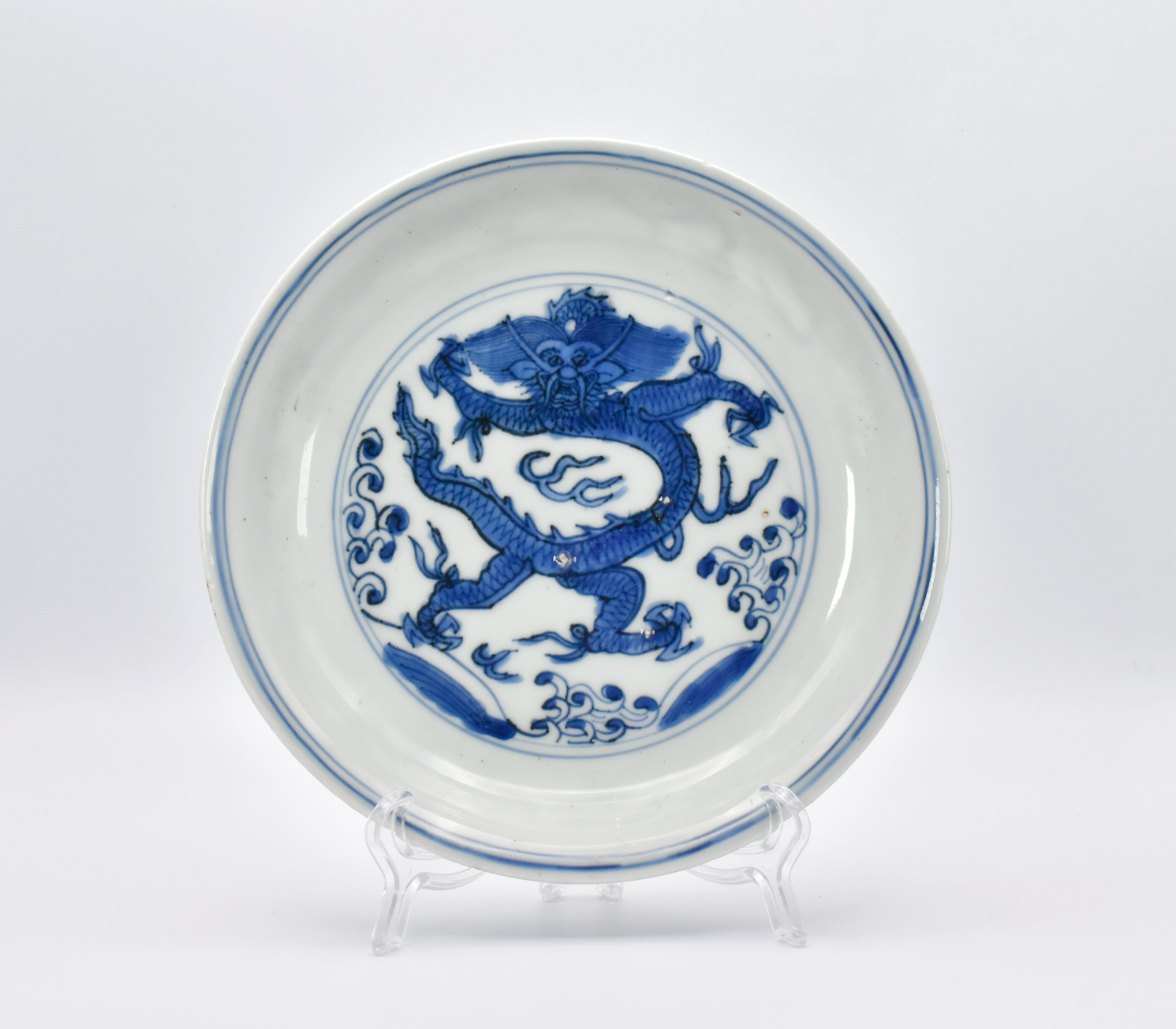 Ω A CHINESE BLUE AND WHITE PORCELAIN ‘DRAGON’ DISH, MING DYNASTY, WANLI PERIOD, 1573 - 1620