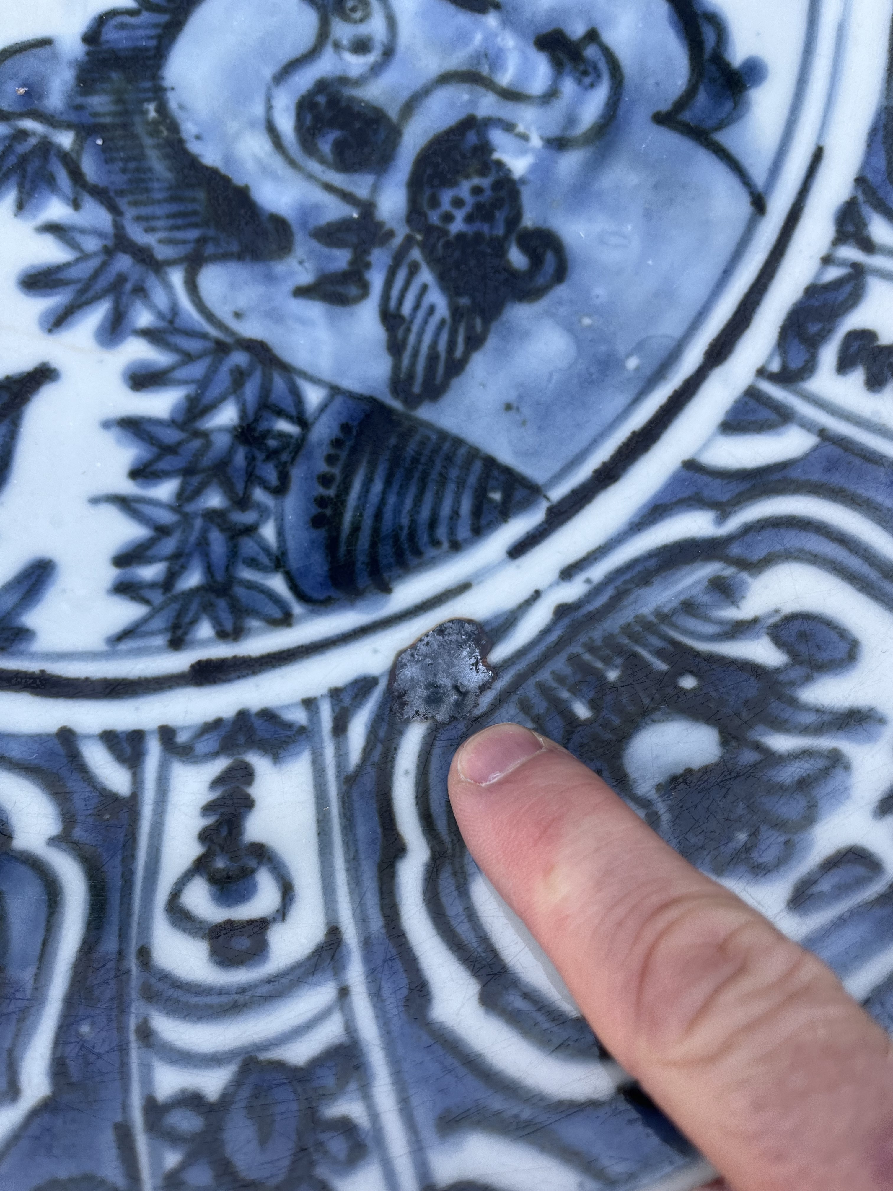 A CHINESE ‘SWATOW’ BLUE AND WHITE PORCELAIN CHARGER, MING DYNASTY, 17TH CENTURY - Image 6 of 6