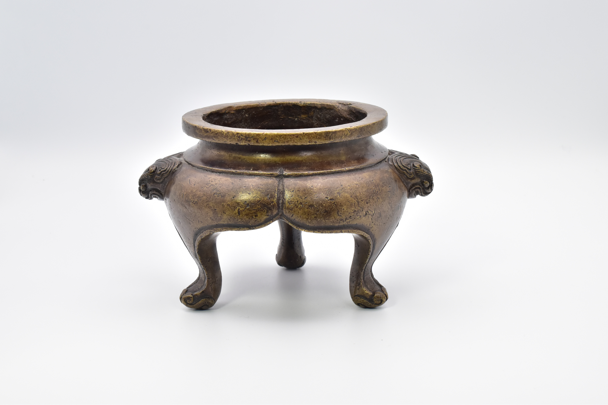 A CHINESE BRONZE TRIPOD CENSER, LATE MING DYNASTY