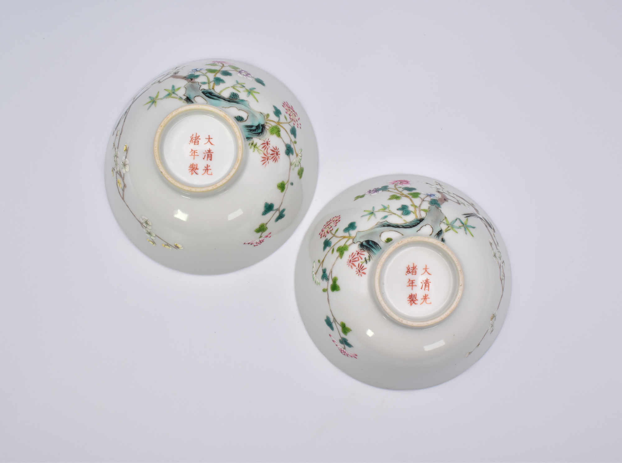 Ω A PAIR OF CHINESE 'FAMILLE-ROSE' PORCELAIN FLOWER & MAGPIE BOWLS, GUANGXU MARKS & PERIOD 1875–1908 - Image 2 of 9