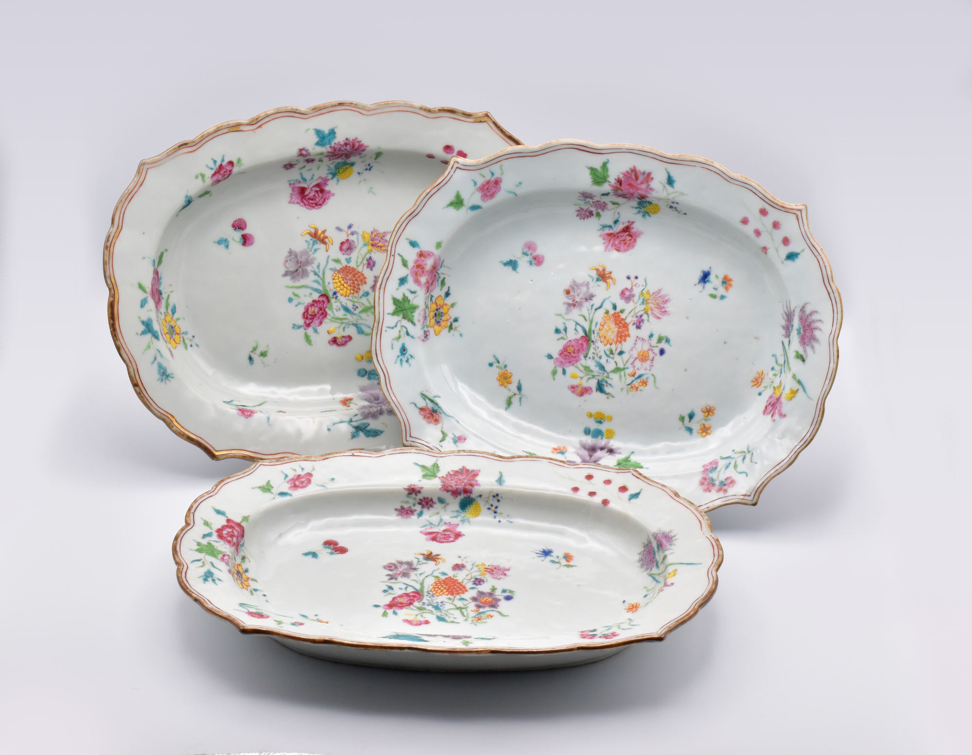A SET OF THREE CHINESE EXPORT ‘FAMILLE-ROSE’ PORCELAIN MEAT DISHES, QIANLONG PERIOD, 1736 – 1795