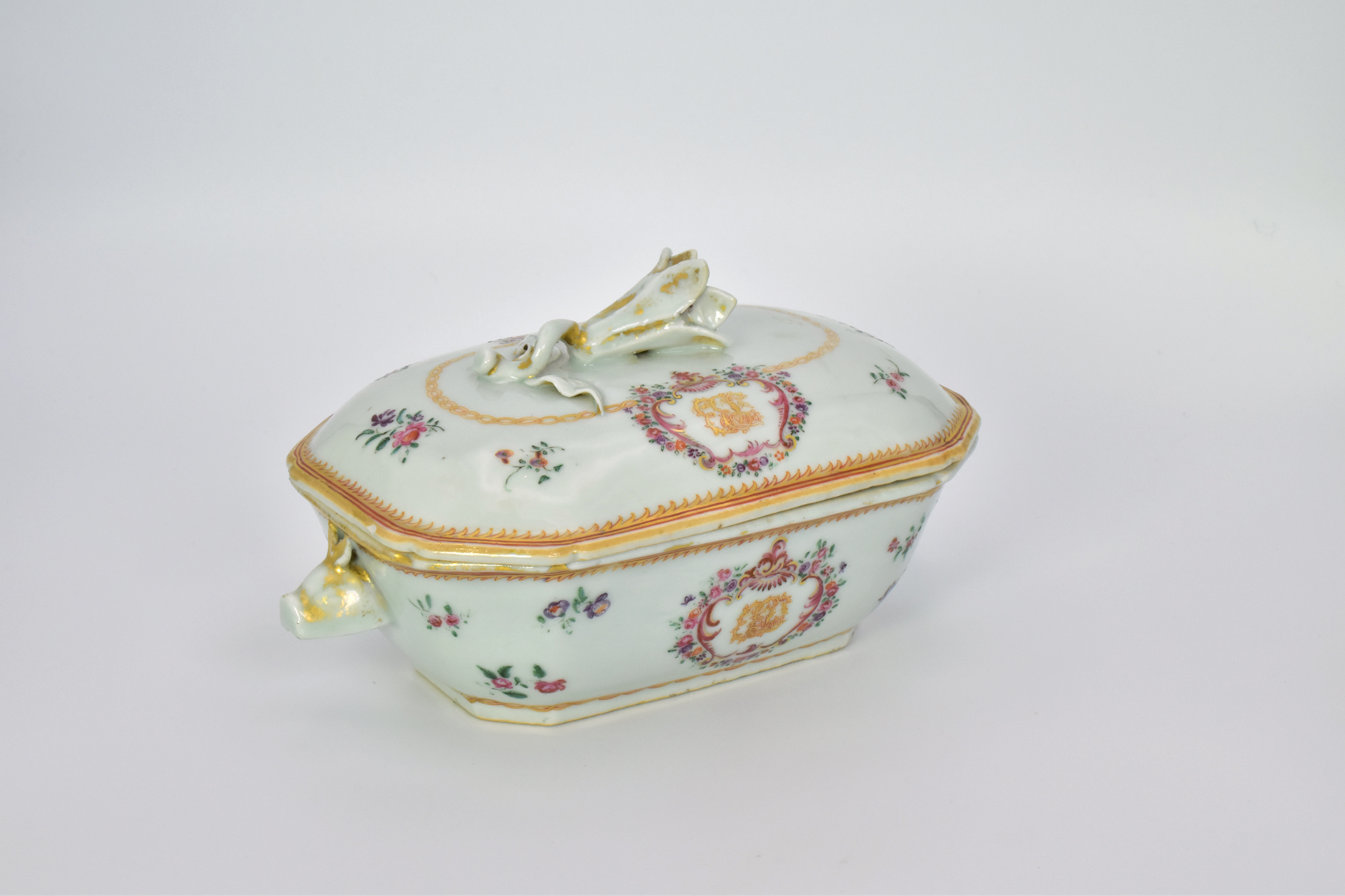 A CHINESE EXPORT ‘FAMILLE-ROSE’ PORCELAIN SAUCE TUREEN AND COVER, QIANLONG PERIOD, 1736 – 1795