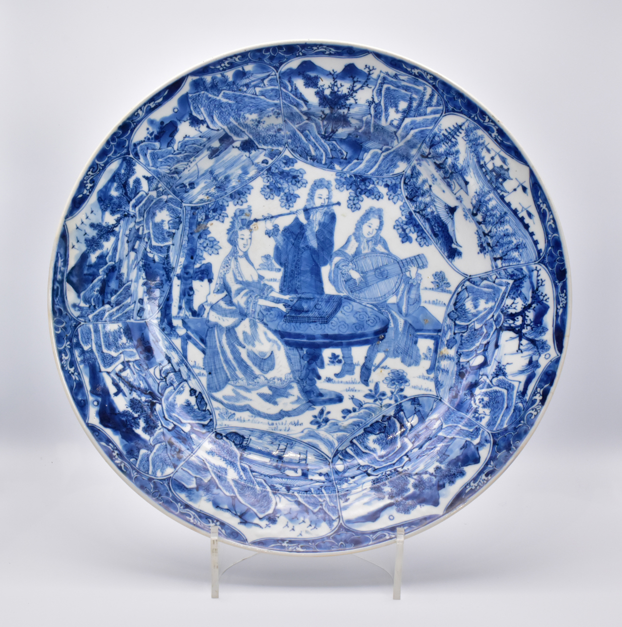 A CHINESE BLUE AND WHITE PORCELAIN ‘MUSICIANS' DISH, QING DYNASTY, KANGXI PERIOD, 1662 – 1722