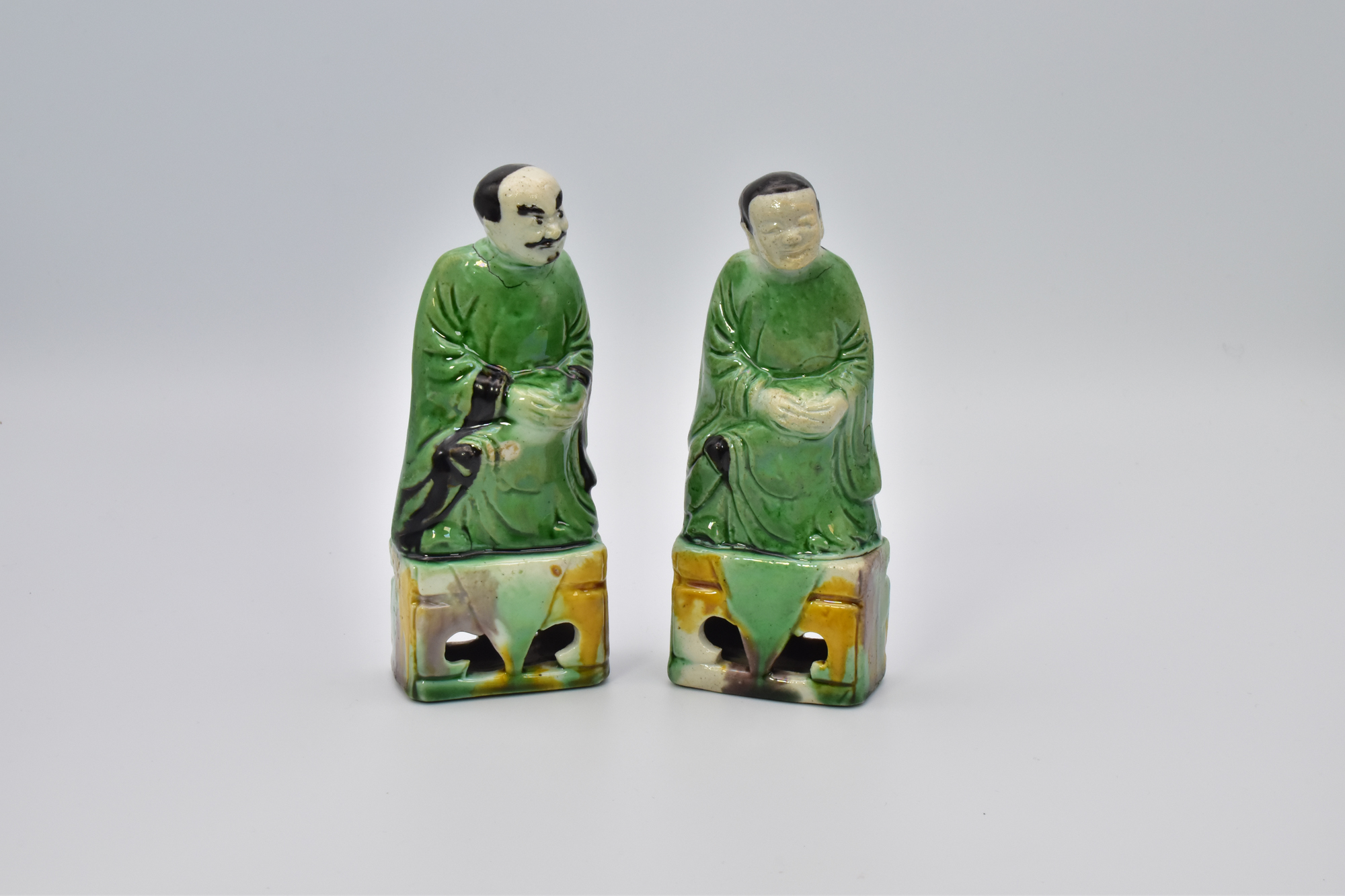 A PAIR OF CHINESE EXPORT ‘FAMILLE-VERTE’ PORCELAIN BISCUIT FIGURES, KANGXI PERIOD, 1662 - 1722