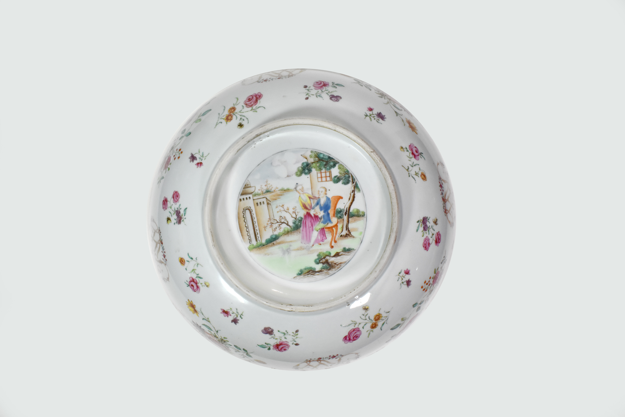 A LARGE CHINESE EXPORT ‘FAMILLE-ROSE’ ‘EUROPEAN SUBJECT’ PUNCHBOWL, QIANLONG PERIOD 1736 – 1795 - Image 2 of 6