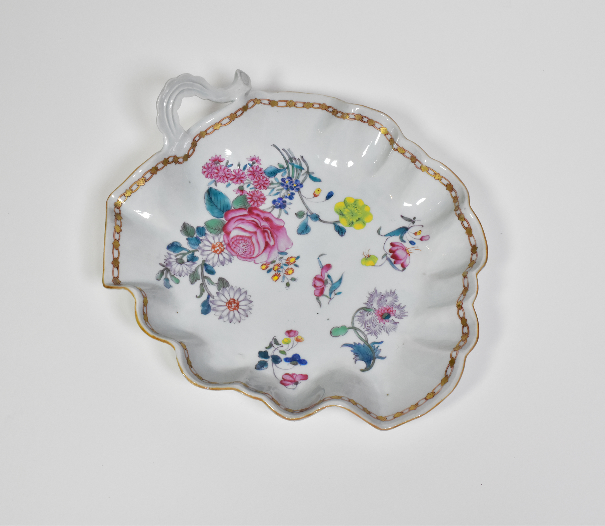 A CHINESE EXPORT ‘FAMILLE-ROSE’ PORCELAIN LEAF-SHAPED DISH, QIANLONG PERIOD, 1736 - 1795