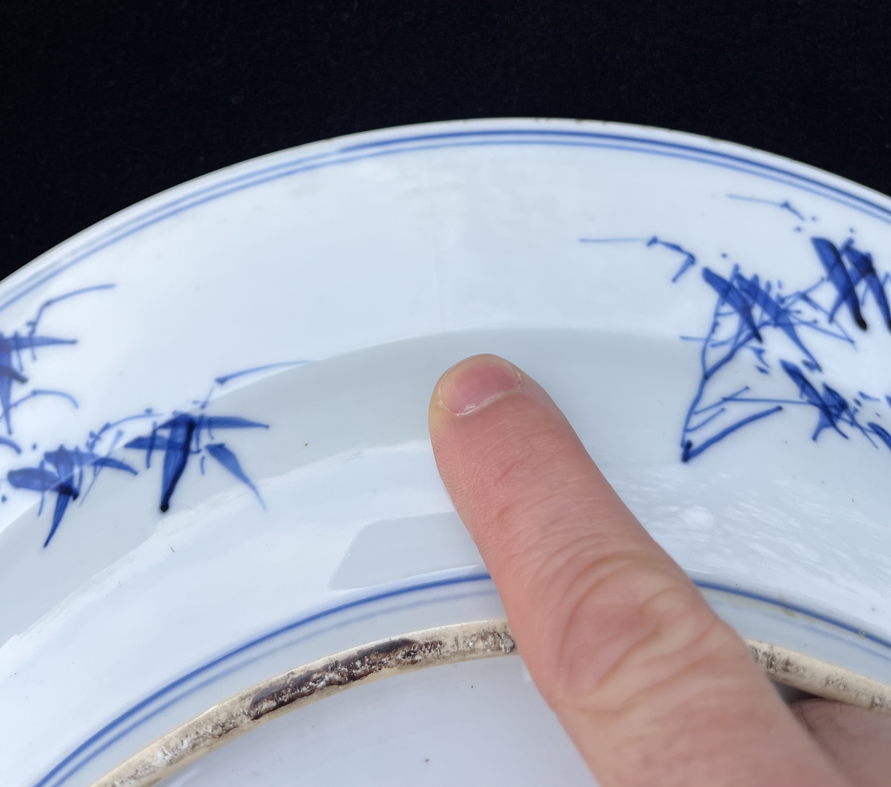 A CHINESE BLUE AND WHITE PORCELAIN ‘MUSICIANS' DISH, QING DYNASTY, KANGXI PERIOD, 1662 – 1722 - Image 9 of 11
