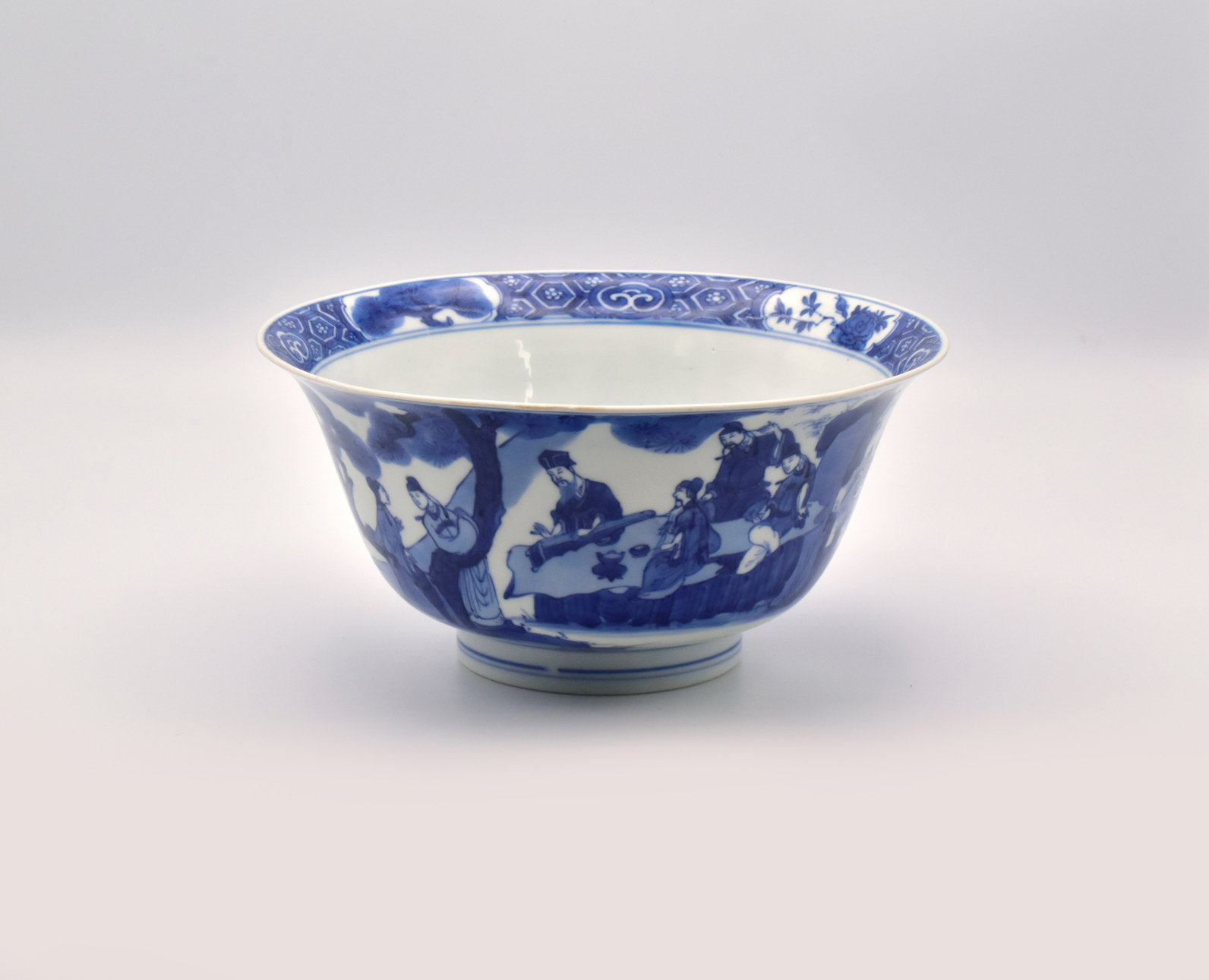 A GOOD CHINESE BLUE AND WHITE PORCELAIN ‘EIGHTEEN SCHOLARS’ BOWL, KANGXI PERIOD, 1662 – 1722 - Image 3 of 22