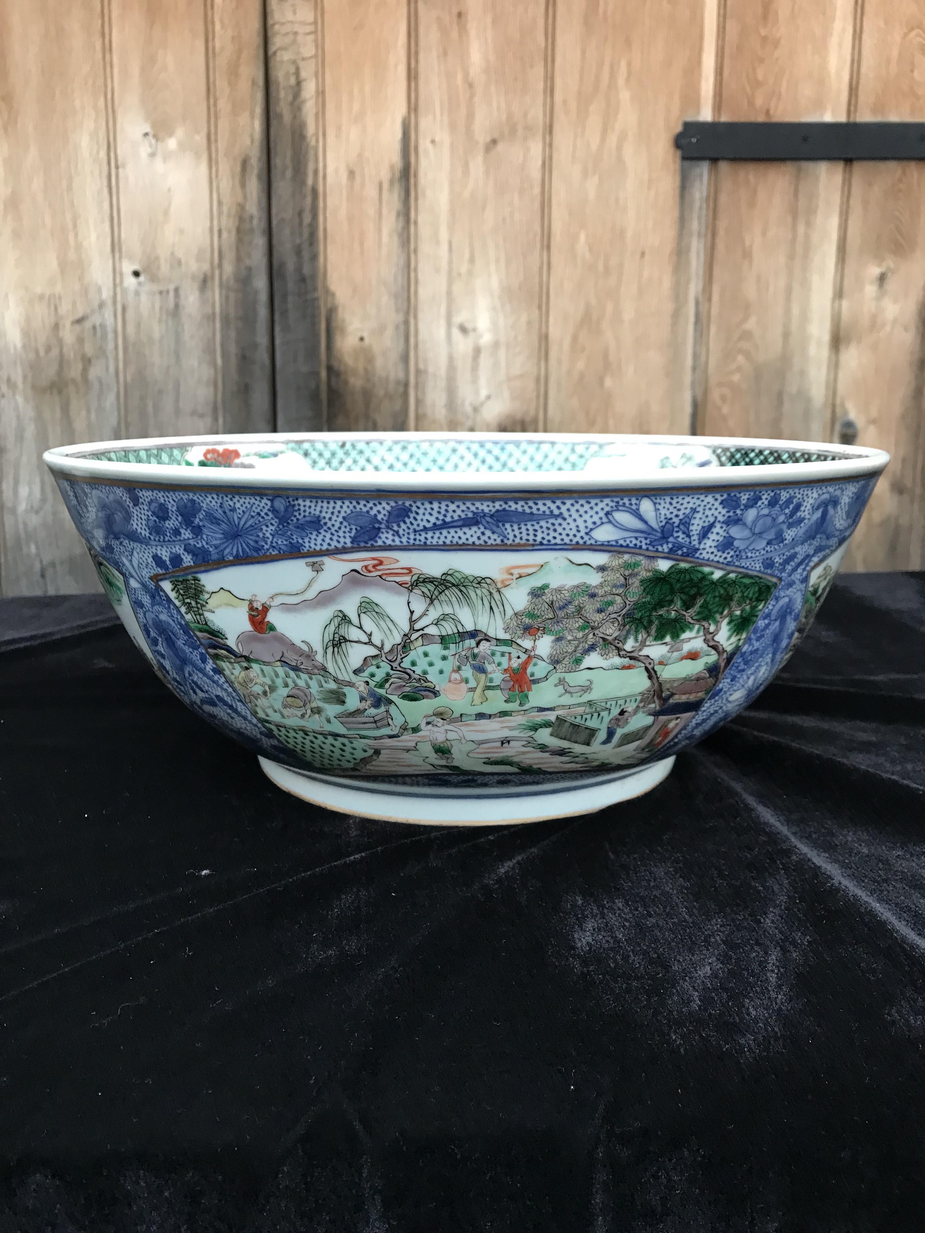 A LARGE CHINESE UNDERGLAZE-BLUE AND 'FAMILLE-VERTE' PUNCHBOWL, QING DYNASTY, 19TH CENTURY - Image 6 of 12