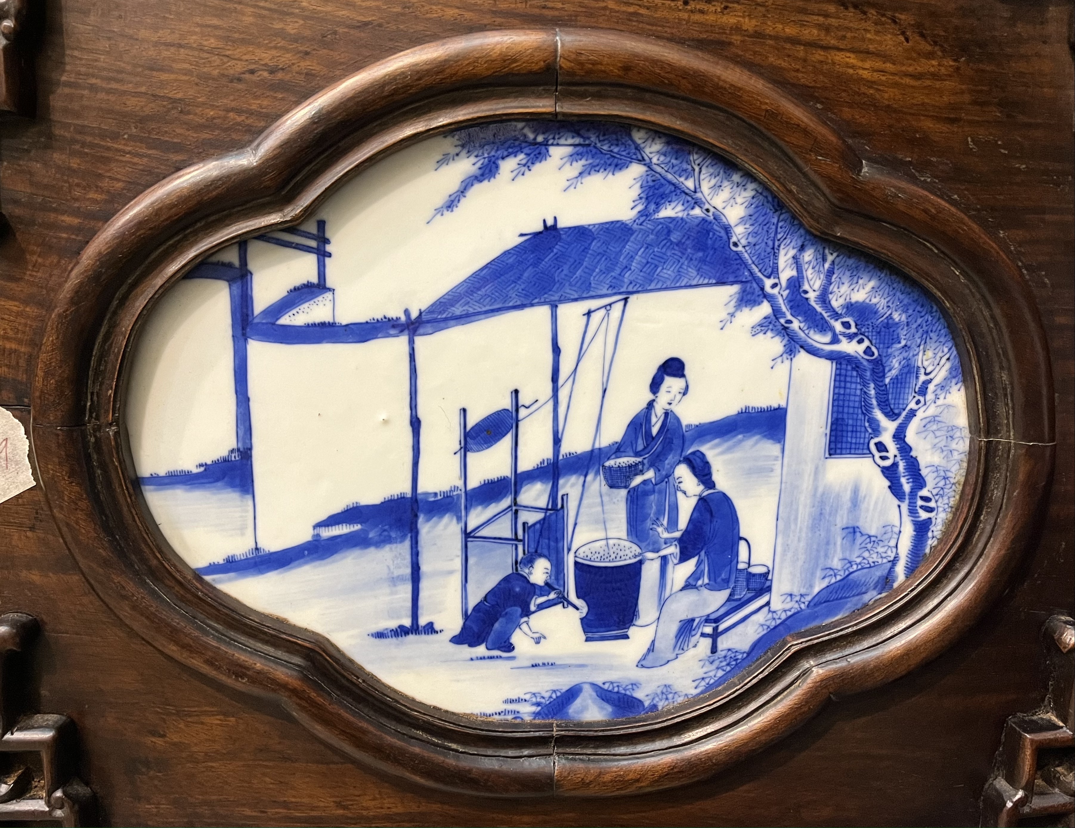 λ A RARE SET OF CHINESE BLUE & WHITE PORCELAIN SILK PRODUCTION PANELS AS A 6-FOLD SCREEN 19TH CENTUR - Image 42 of 59