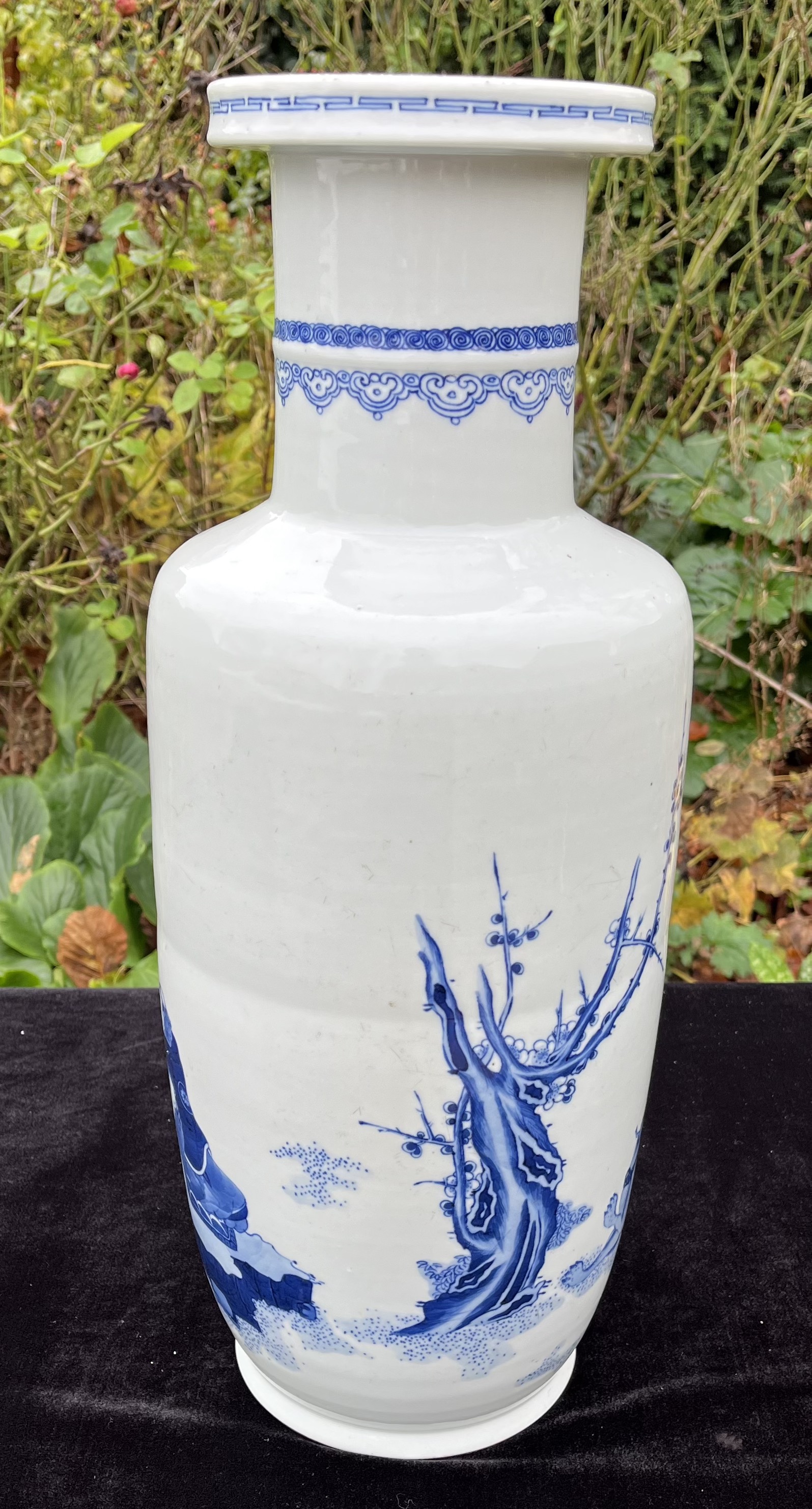 A CHINESE BLUE AND WHITE PORCELAIN ROULEAU VASE, QING DYNASTY, 19TH CENTURY - Image 4 of 20