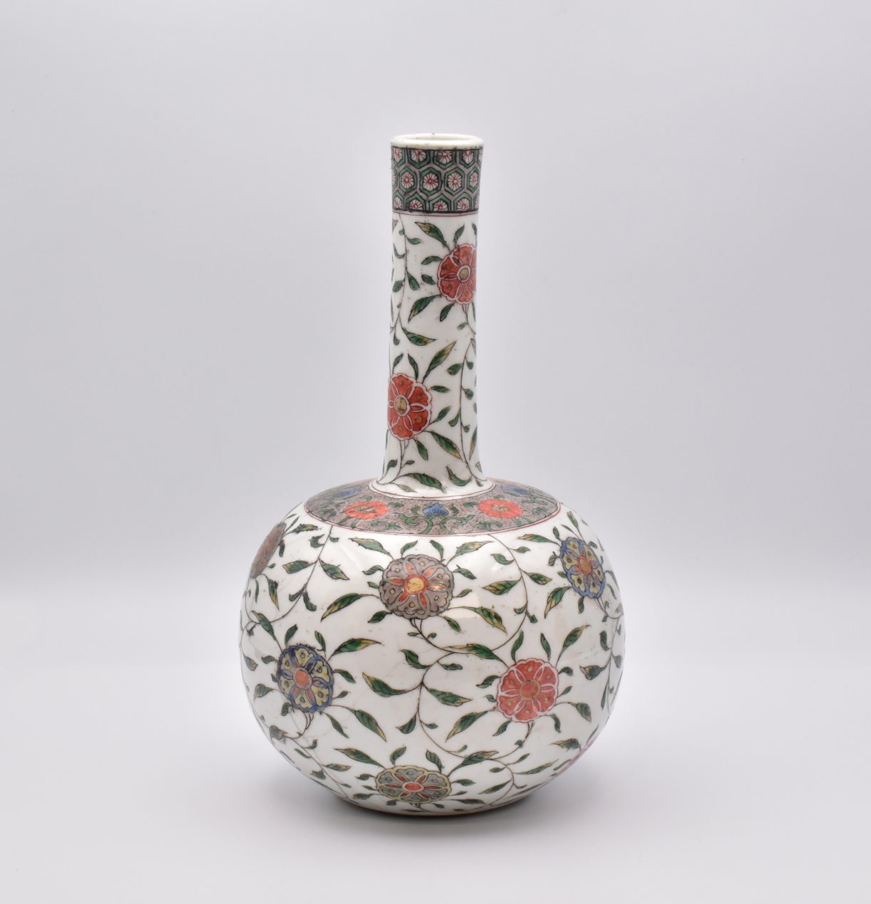 A CHINESE ‘FAMILLE-VERTE’ PORCELAIN ‘G’ BOTTLE VASE, QING DYNASTY, KANGXI PERIOD, 1662 - 1722