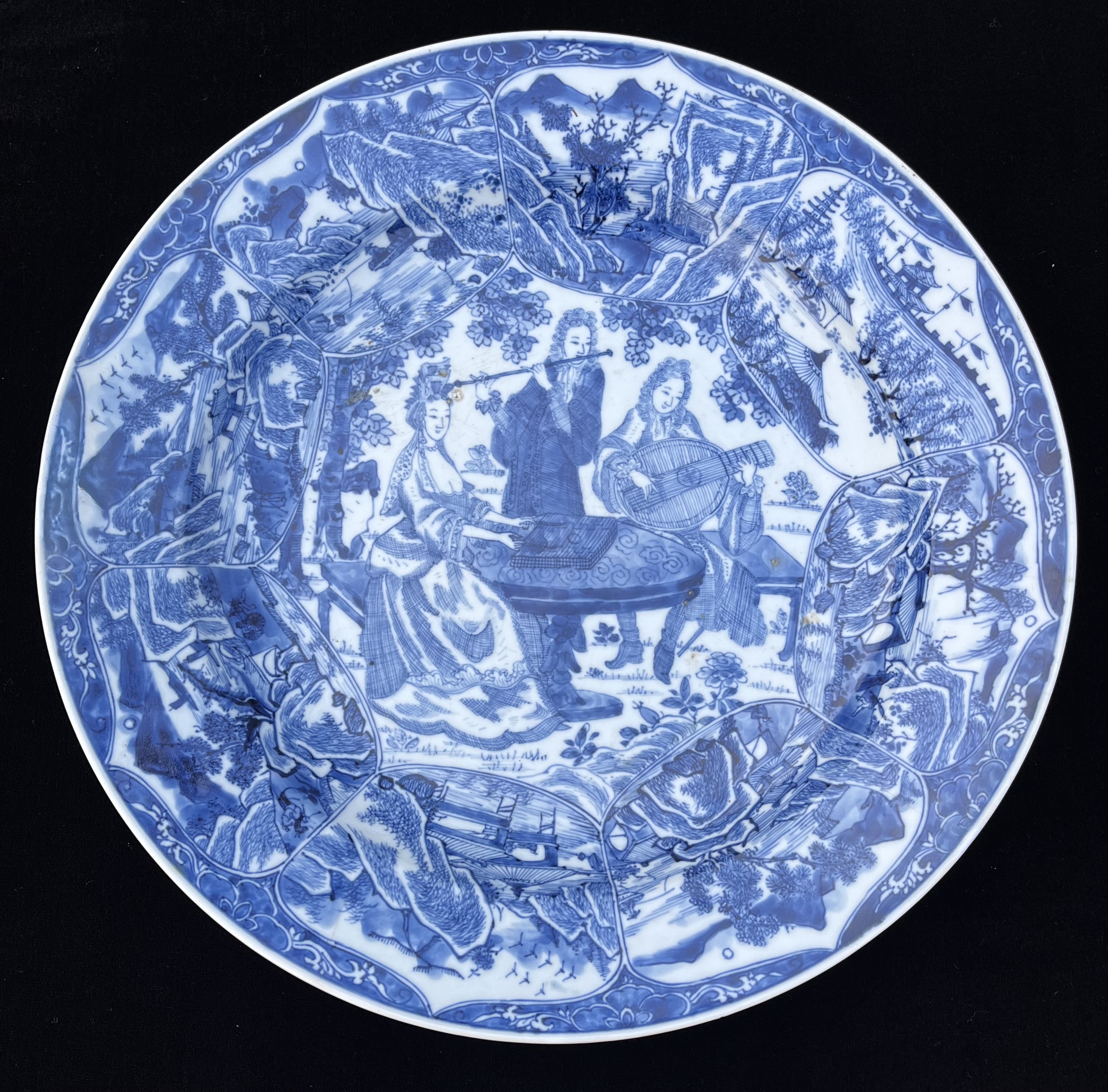 A CHINESE BLUE AND WHITE PORCELAIN ‘MUSICIANS' DISH, QING DYNASTY, KANGXI PERIOD, 1662 – 1722 - Image 3 of 11