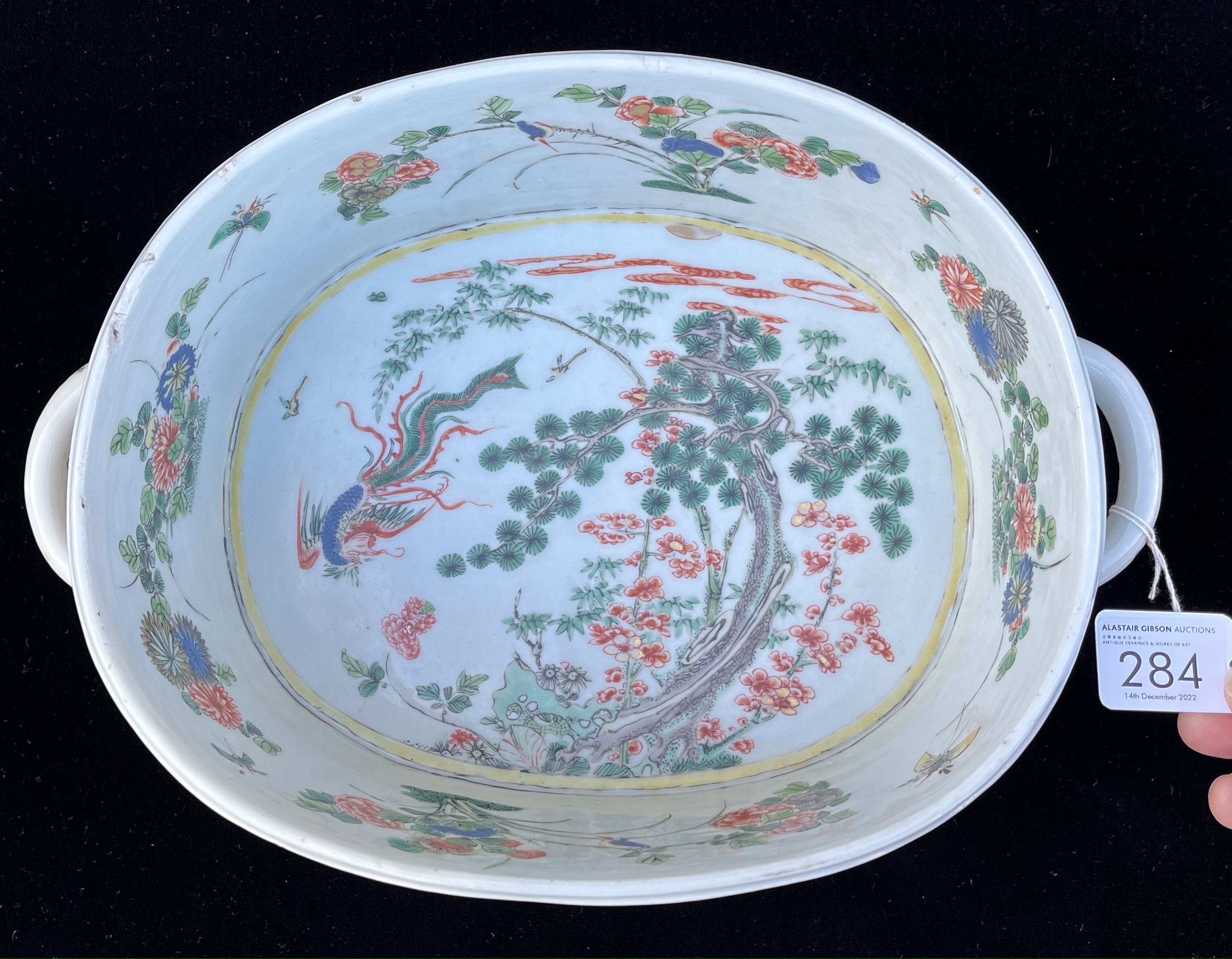 A CHINESE ‘FAMILLE-VERTE’ PORCELAIN OVAL TWO-HANDLED BASIN, QING DYNASTY, KANGXI PERIOD, 1662 – 1722 - Image 2 of 7