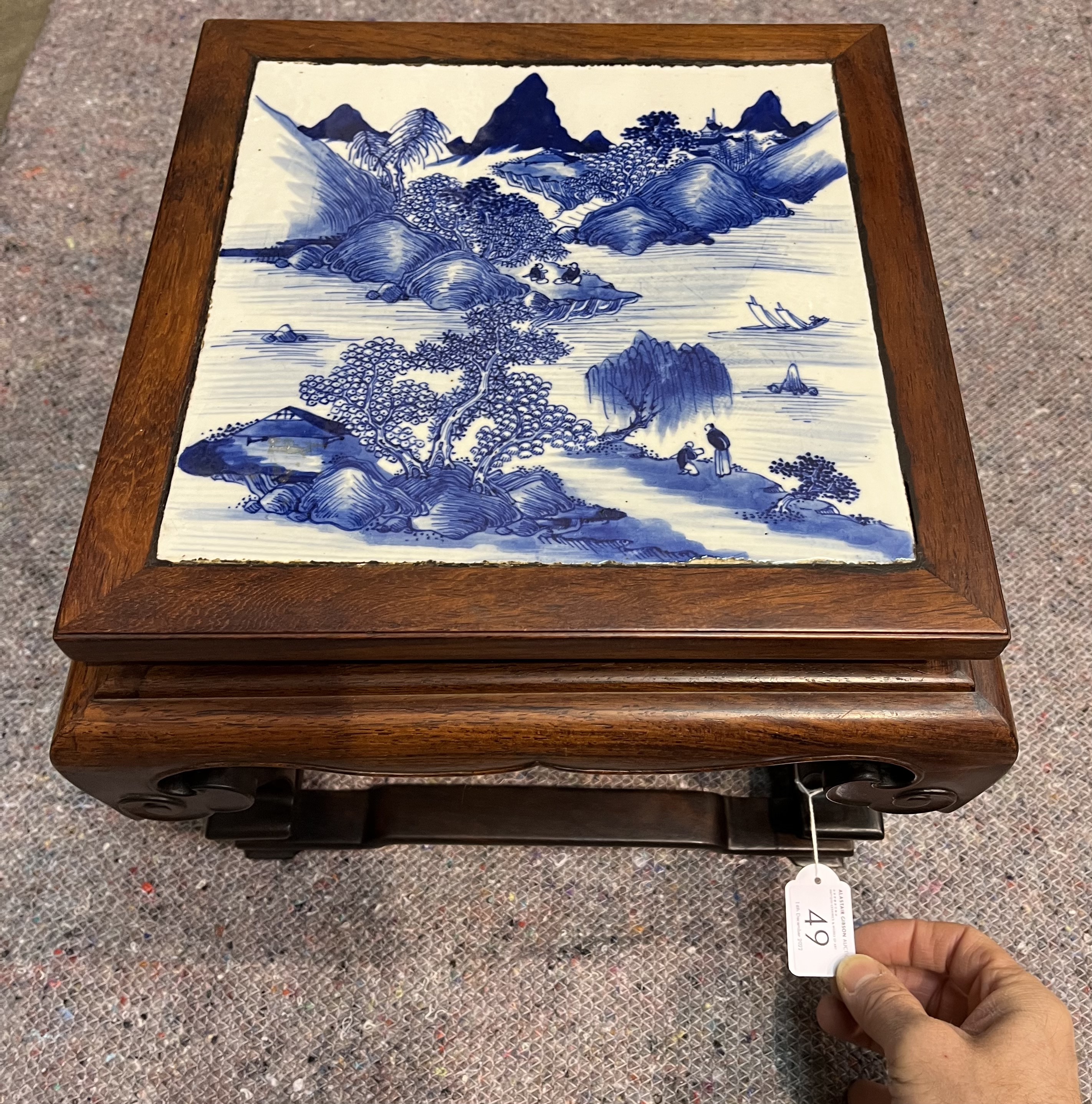 λ A CHINESE BLUE AND WHITE PORCELAIN INSET SQUARE ROSEWOOD LOW STAND, QING DYNASTY, 19TH CENTURY - Image 2 of 6