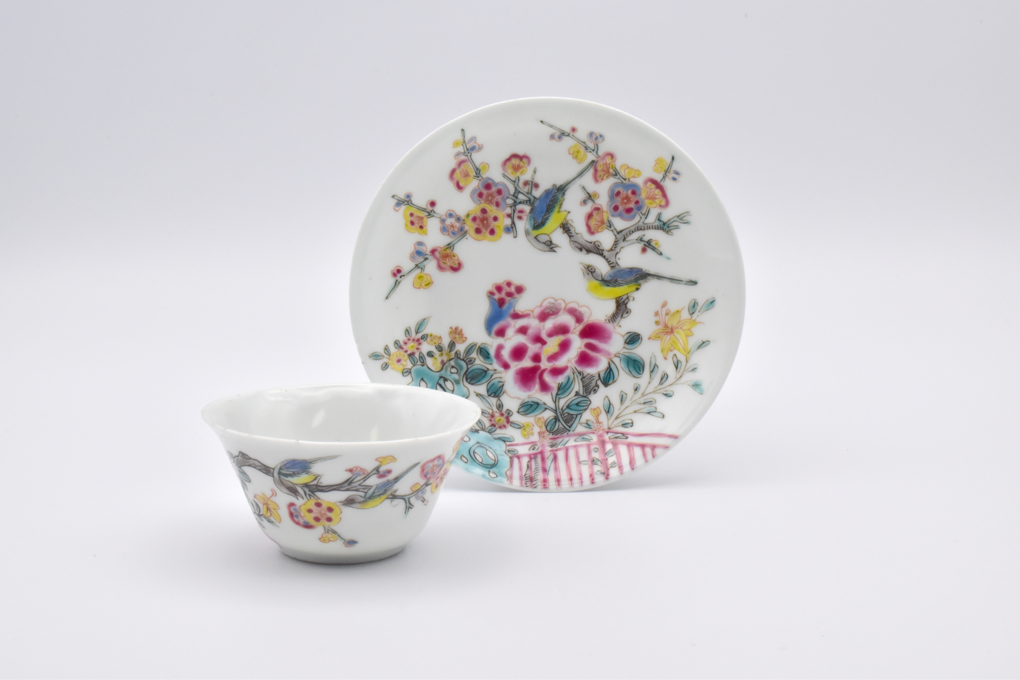 A CHINESE ‘FAMILLE-ROSE’ PORCELAIN TEABOWL AND SAUCER, QING DYNASTY, YONGZHENG PERIOD, 1723 – 1735
