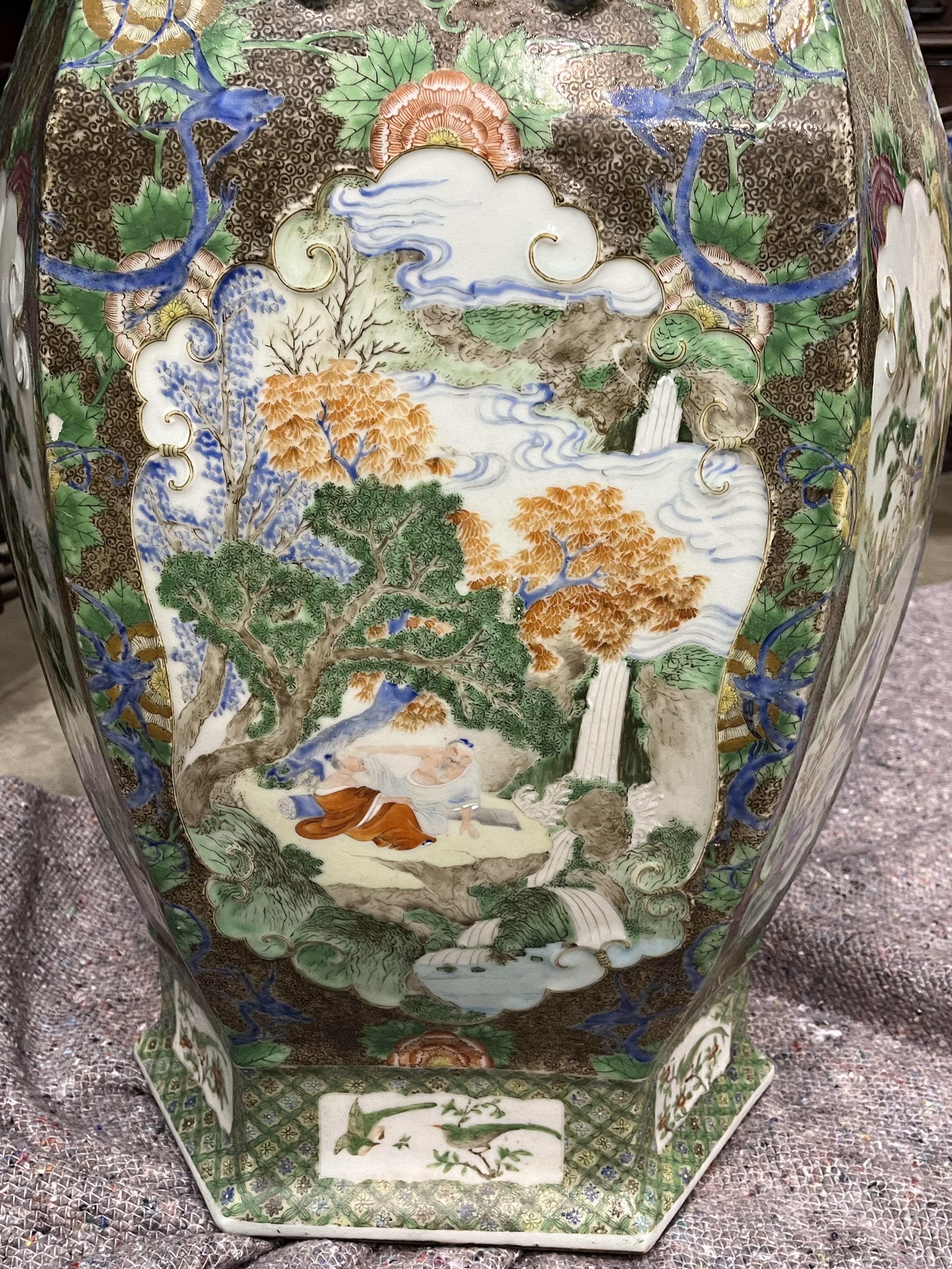 A LARGE CHINESE ‘FAMILLE-ROSE’ PORCELAIN HEXAGONAL VASE, QING DYNASTY, 19TH CENTURY - Image 4 of 9