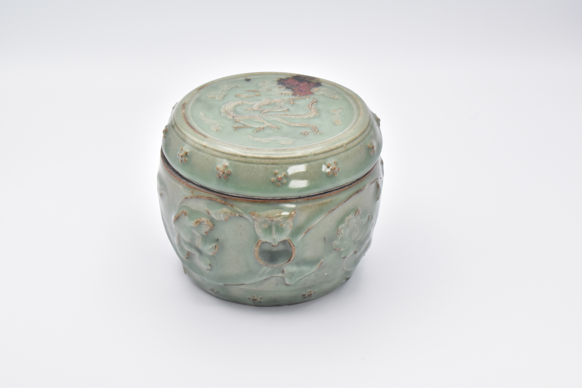 A CHINESE ‘TOBI-SEIJI’ CELADON ‘DRAGON’ BOX AND COVER