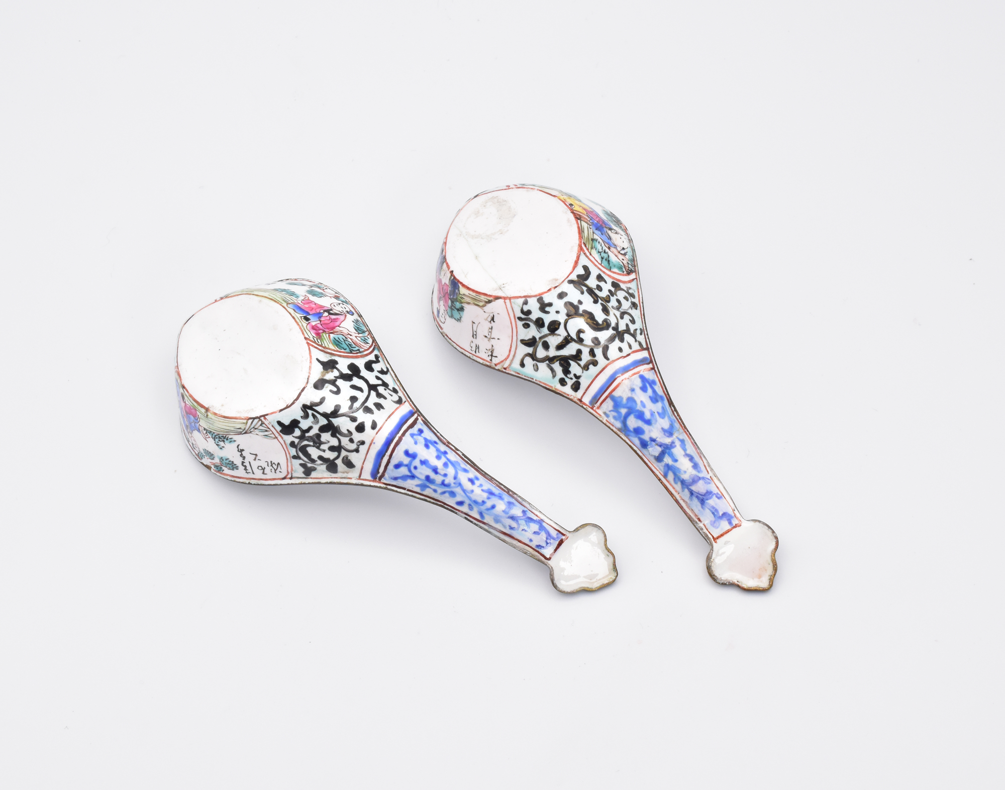 A PAIR OF CANTON ENAMEL SPOONS, QING DYNASTY, QIANLONG PERIOD, 1736 – 1795 - Image 2 of 6