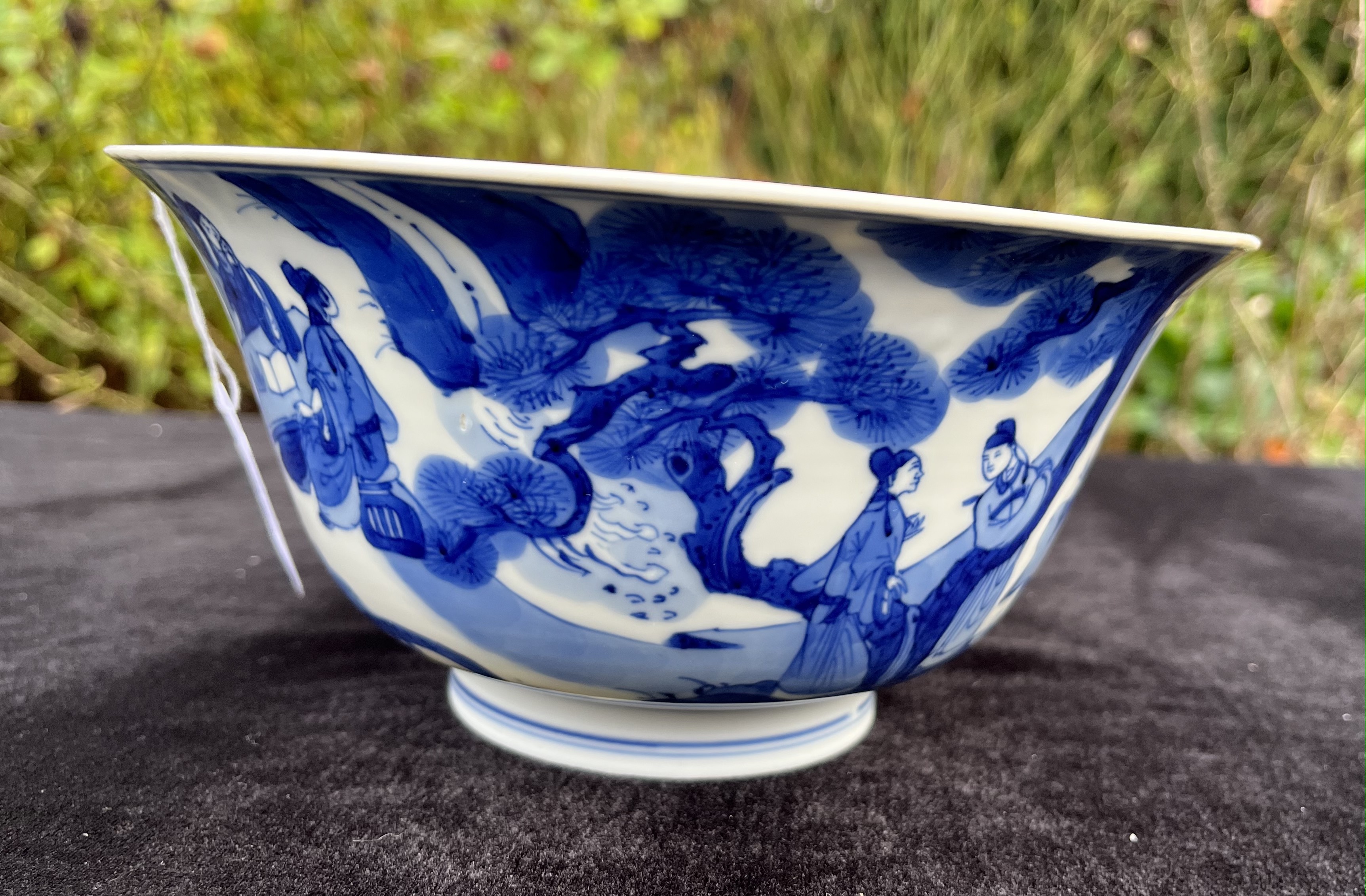 A GOOD CHINESE BLUE AND WHITE PORCELAIN ‘EIGHTEEN SCHOLARS’ BOWL, KANGXI PERIOD, 1662 – 1722 - Image 12 of 22