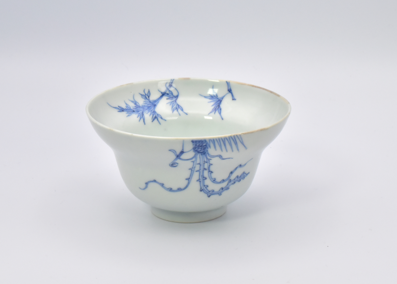 A CHINESE BLUE AND WHITE PORCELAIN ‘PHOENIX AND BAMBOO’ CUP, QING DYNASTY, KANGXI PERIOD 1662 - 1722