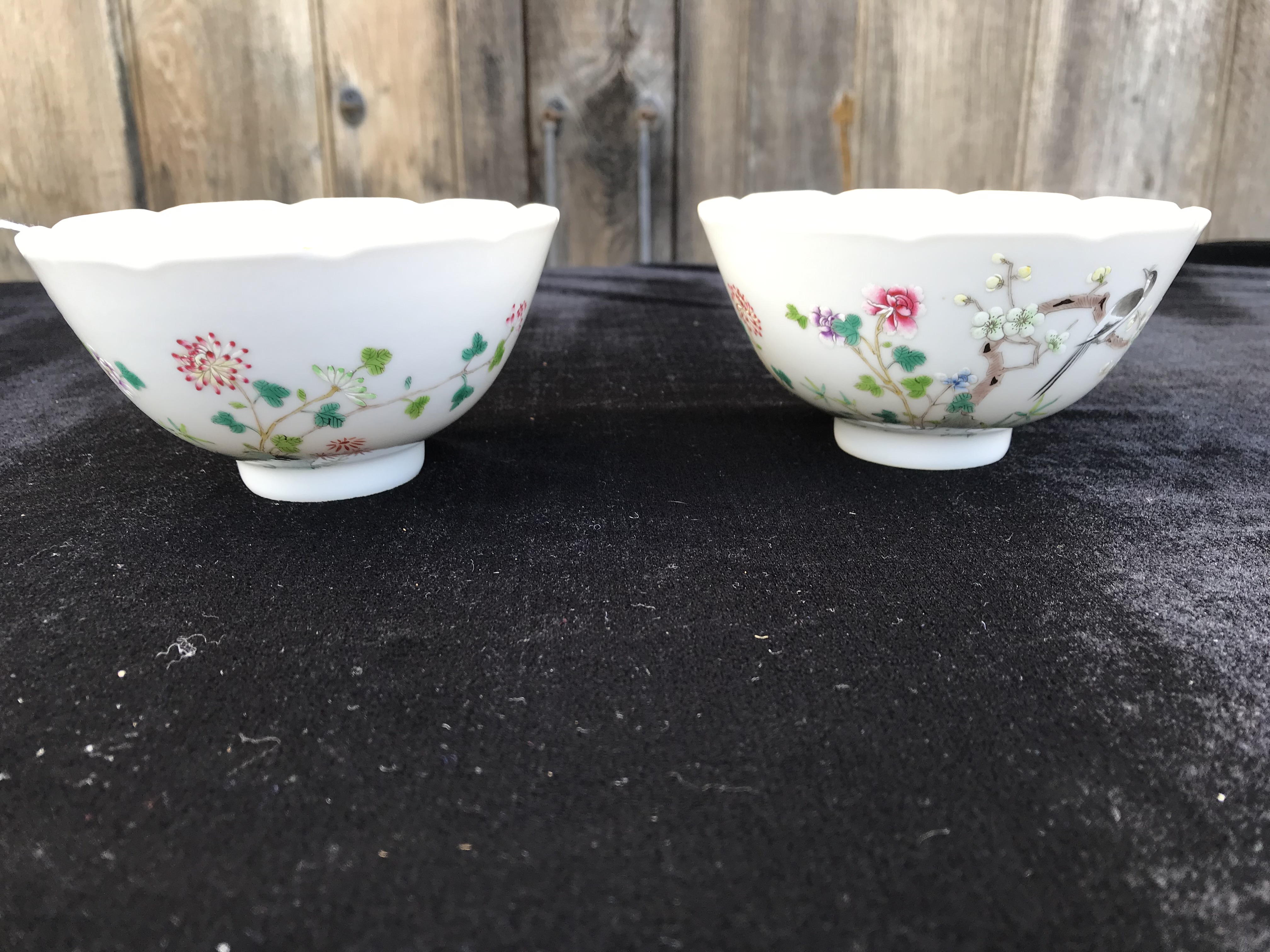 Ω A PAIR OF CHINESE 'FAMILLE-ROSE' PORCELAIN FLOWER & MAGPIE BOWLS, GUANGXU MARKS & PERIOD 1875–1908 - Image 4 of 9