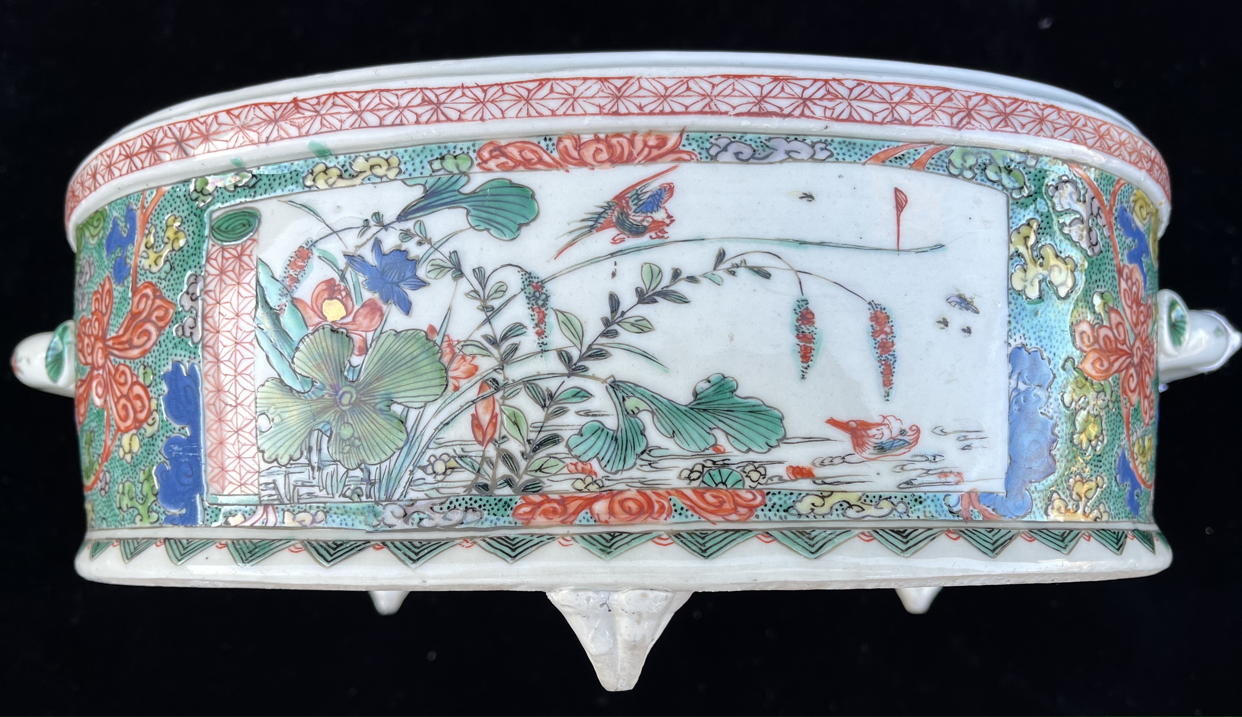 A CHINESE ‘FAMILLE-VERTE’ PORCELAIN OVAL TWO-HANDLED BASIN, QING DYNASTY, KANGXI PERIOD, 1662 – 1722 - Image 4 of 7