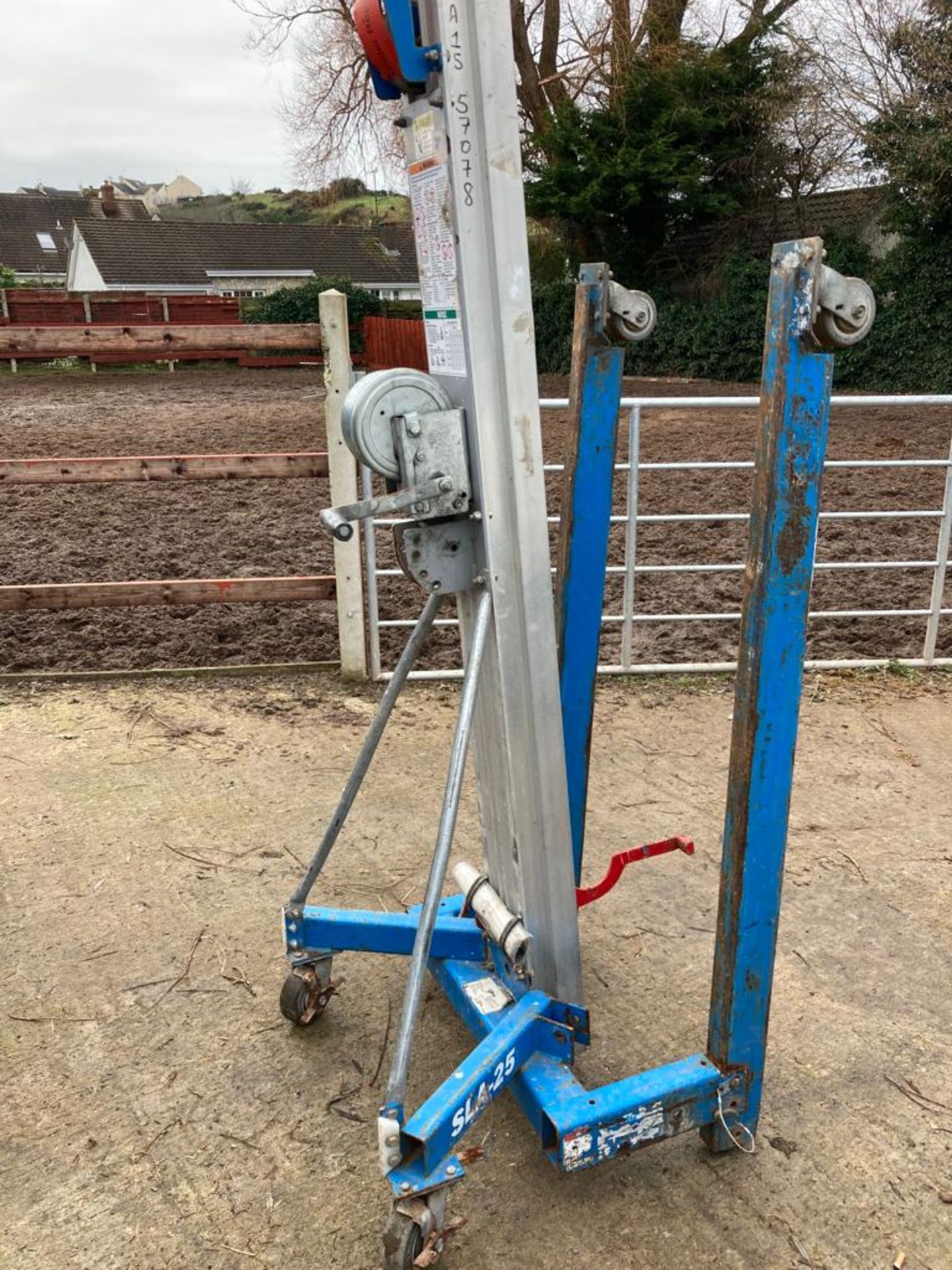 GENIE SL25MANUAL LIFT LOCATION NORTHERN IRELAND.